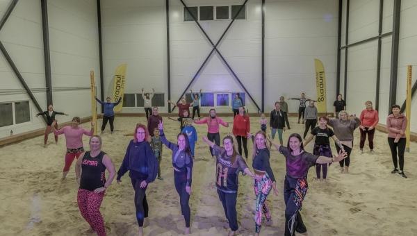 14. jaanuaril toimus Võrus Tallinna maanteel asuvas rannahallis esimene rannazumba, mis tõi osalejaid ja treenereid nii Võrumaalt kui ka mujalt Eestist. Foto: AIGAR NAGEL