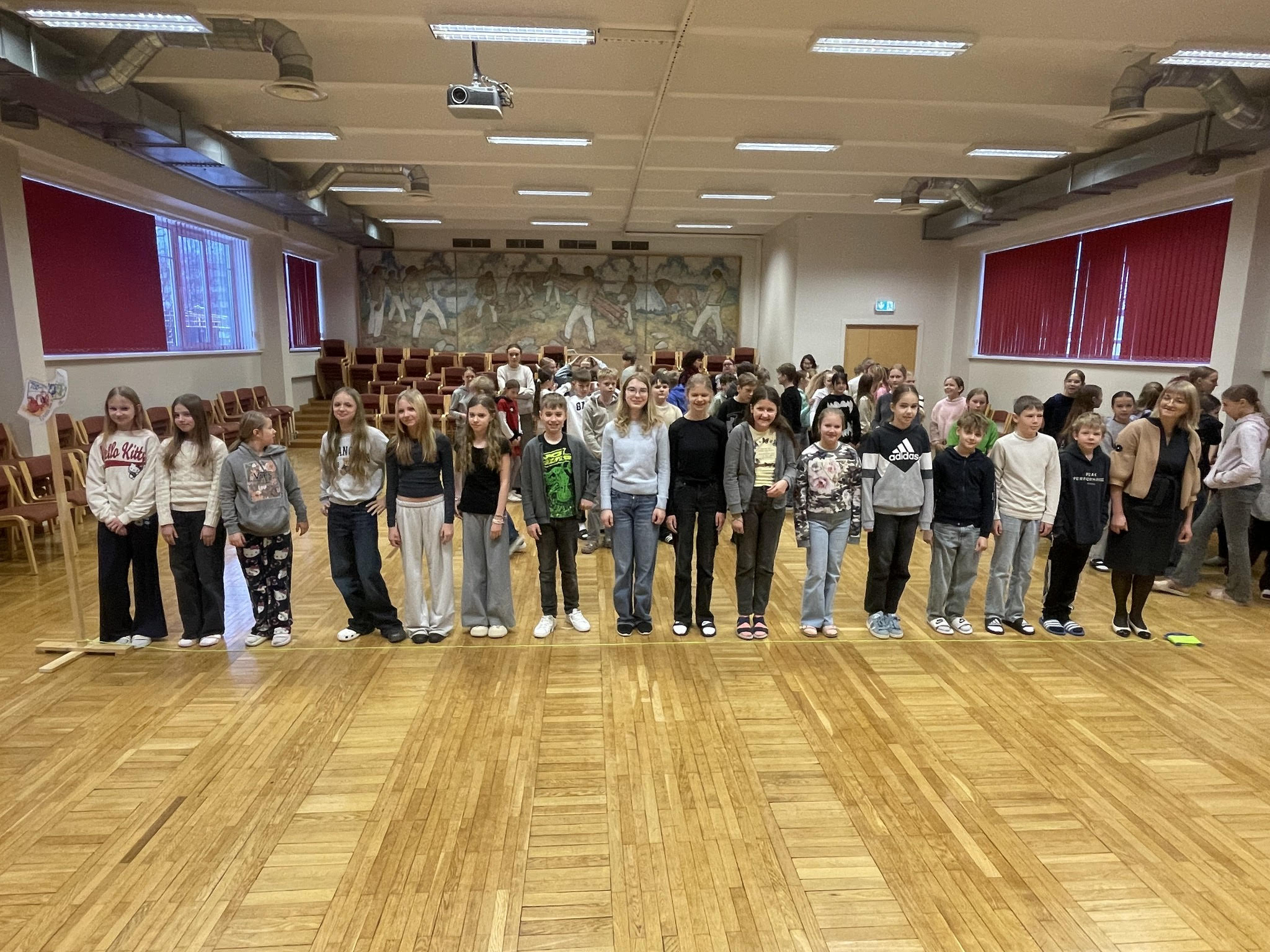 Poole põhikooli lõpetamise puhul astusid viiendate klasside õpilased üle ekvaatorijooone. Fotod: VÕRU KREUTZWALDI KOOL