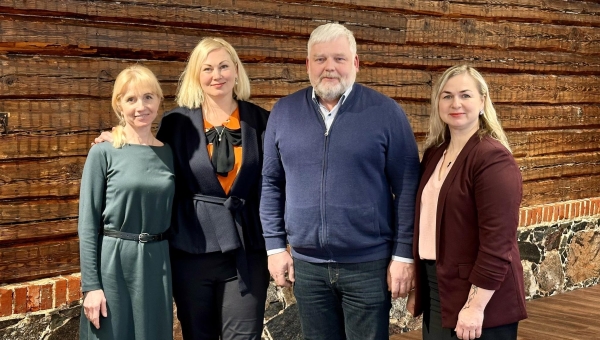 Finantsosakonna juhataja Jana Skippar (vasakult), vallavanem Britt Vahter, abivallavanemad Uno Kangro ning Maivi Liiskmann. Foto: RÕUGE VALLAVALITSUS