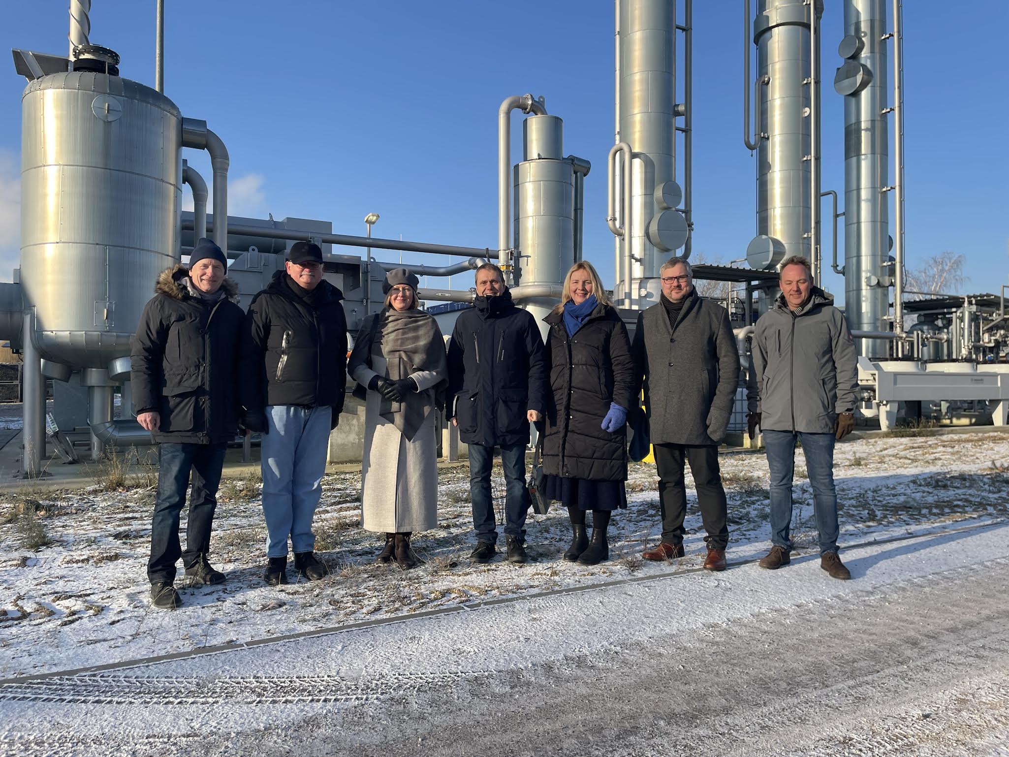 Fotol Danpoweri biogaasi tehases Saksamaal Bitterfeldis, paremalt vaadates: Karsten Krieg, Danpower GmbH tehniline juht  •  Roomet Sõrmus, majandusametnik Berliini saatkonnas  •  Riina Leminsky, EISi välisinvesteeingute nõunik Saksamaal  •             Markus Süssmann, Danpower Eesti juhatuse liige  •             Marika Linntam, EV suursaadik Berliinis  •  Sven Schmieder, Danpower GmbH CEO  • Burkhard Vogel, Danpower GmbH CFO ja Danpower Eesti juhatuse liige