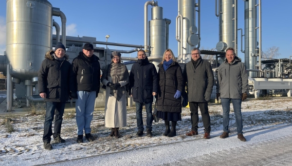 Fotol Danpoweri biogaasi tehases Saksamaal Bitterfeldis, paremalt vaadates: Karsten Krieg, Danpower GmbH tehniline juht  •  Roomet Sõrmus, majandusametnik Berliini saatkonnas  •  Riina Leminsky, EISi välisinvesteeingute nõunik Saksamaal  •  Markus Süssmann, Danpower Eesti juhatuse liige  •  Marika Linntam, EV suursaadik Berliinis  •  Sven Schmieder, Danpower GmbH CEO  • Burkhard Vogel, Danpower GmbH CFO ja Danpower Eesti juhatuse liige