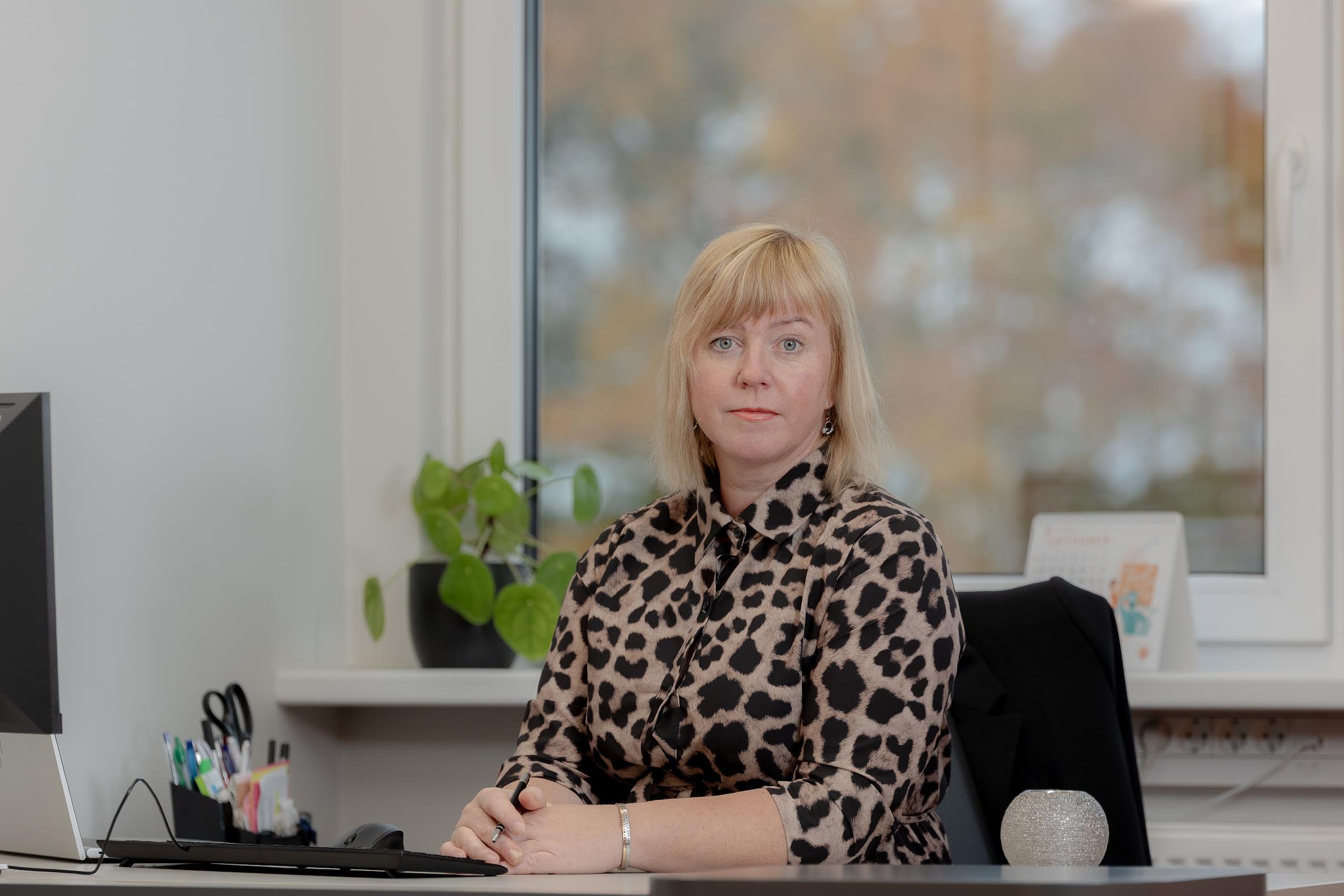 Jaanuari lõpus Antsla abivallavanemana tööd alustanud abivallavanem Ene Kerge tõdeb, et esimesed sada päeva on eelkõige kuulamise, õppimise ja koostöö loomise aeg. Tema sihiks on anda sellele perioodile järgnevatele aastatele kindel ja läbimõeldud suund, mis toetab Antsla valla jätkusuutlikku arengut ning elanike heaolu. Olles tutvunud ka kinnitatud koalitsioonilepinguga, tunneb Kerge, et väärtuste baas on sarnane ning sellelt pinnalt on hea edasi liikuda. Foto: AIGAR NAGEL