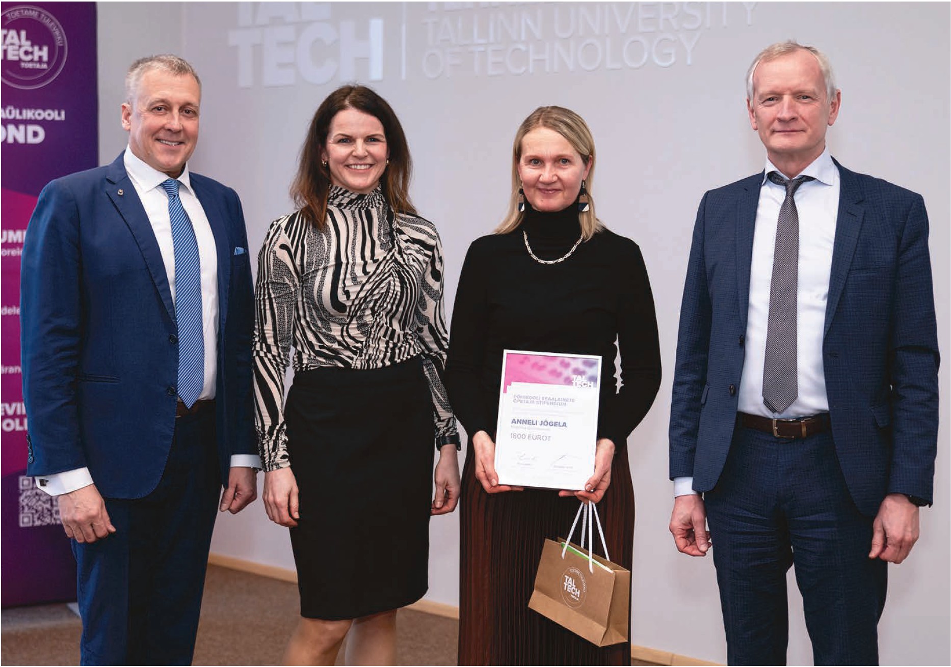 TalTechi Arengufond valis 21 stipendiaadi sekka Setomaa gümnaasiumi keemia- ja füüsikaõpetaja Anneli Jõgela. Fotol vasakult TalTechi vilistlasliikumise ja toetussuhete osakonna juhataja Ergo Metsla, TalTechi Arengufondi juht Elinor Toming, Anneli Jõgela, TalTechi rektor Tiit Land. Foto: TALTECHI ARENGUFOND