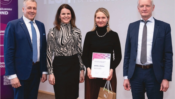 TalTechi Arengufond valis 21 stipendiaadi sekka Setomaa gümnaasiumi keemia- ja füüsikaõpetaja Anneli Jõgela. Fotol vasakult TalTechi vilistlasliikumise ja toetussuhete osakonna juhataja Ergo Metsla, TalTechi Arengufondi juht Elinor Toming, Anneli Jõgela, TalTechi rektor Tiit Land. Foto: TALTECHI ARENGUFOND