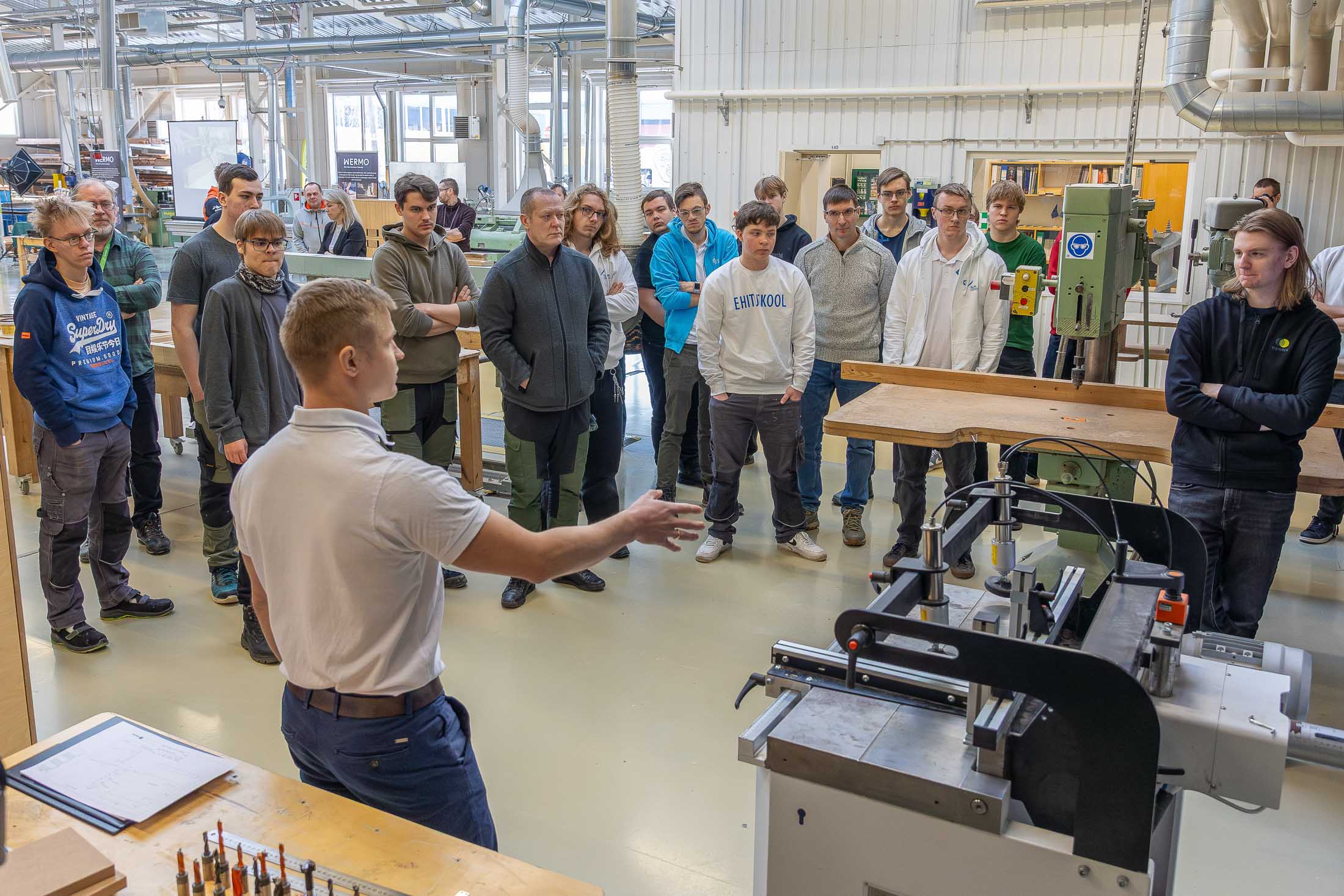 Enne võistlustulle astumist kuulasid kõigi kuue kooli osalejad ülesannete tutvustusi. Ühtlasi juhiti tähelepanu, et ükski ülesanne ei ole võetud õhust, vaid on õppekavas sees. Ka räägiti sellest, kuidas üks võistlusvahend, mitmespindliline puurpink, on toodud mujalt, et EWERSi osalejad ei saaks töötada oma õppetöös kasutuses oleva pingiga. Fotod: AIGAR NAGEL