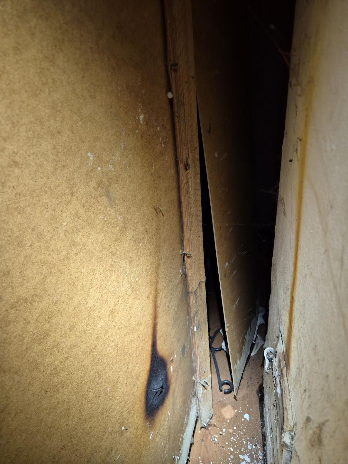  Riidekapi taga oli tuline tuhaluuk, mis süütas kapi tagaseina ja kapis oleva riietega koti 