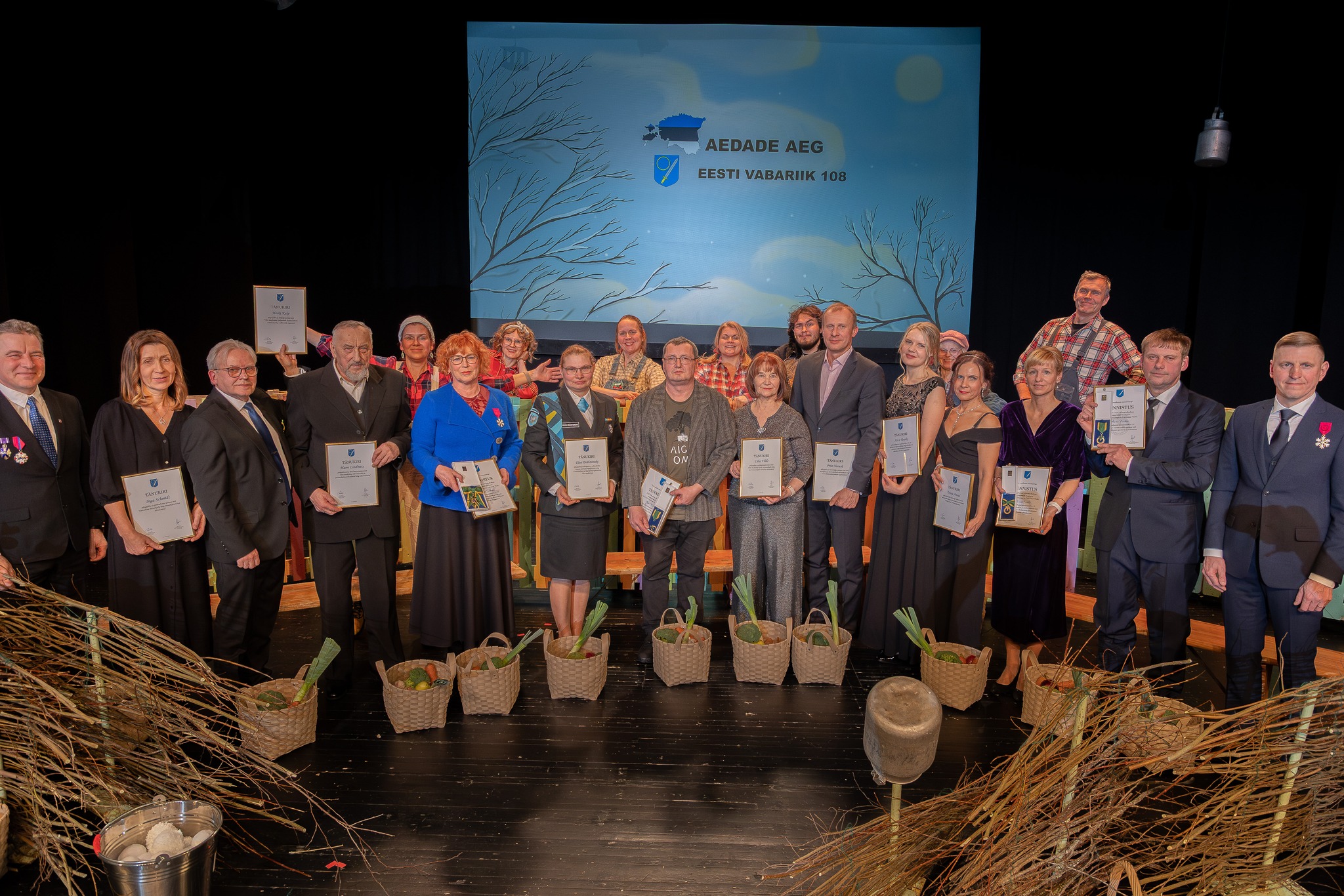 Fotol (all vasakult paremale): Raul Kudre, Inga Schmidt, Heiki Kelp, Harri Lindmets, Maire Udras, Eleri Dräbtsinski, Jan Rahman, Lilia Vildo, Priit Narusk, Alice Venski, Triinu Arund, Aare Eiche, Tiit Toots. FOTO: Aigar Nagel Fotol (all vasakult paremale): Raul Kudre, Inga Schmidt, Heiki Kelp, Harri Lindmets, Maire Udras, Eleri Dräbtsinski, Jan Rahman, Lilia Vildo, Priit Narusk, Alice Venski, Triinu Arund, Aare Eiche, Tiit Toots. FOTO: Aigar Nagel