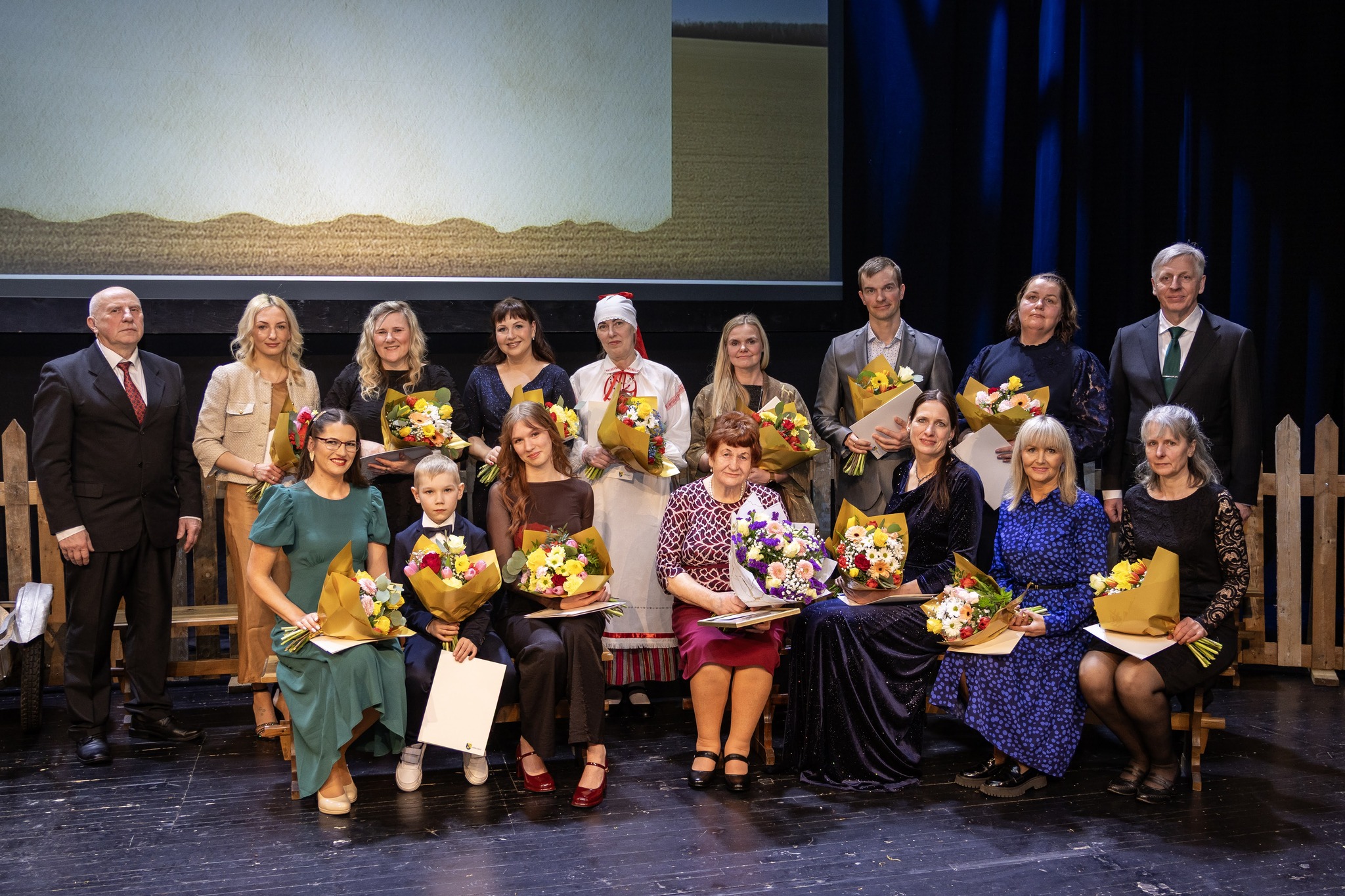 Tänavused laureaadid koos Võru vallavolikogu esimehe Georg Ruuda ja vallavanem Raul Tohviga. Foto:Tiina Männe