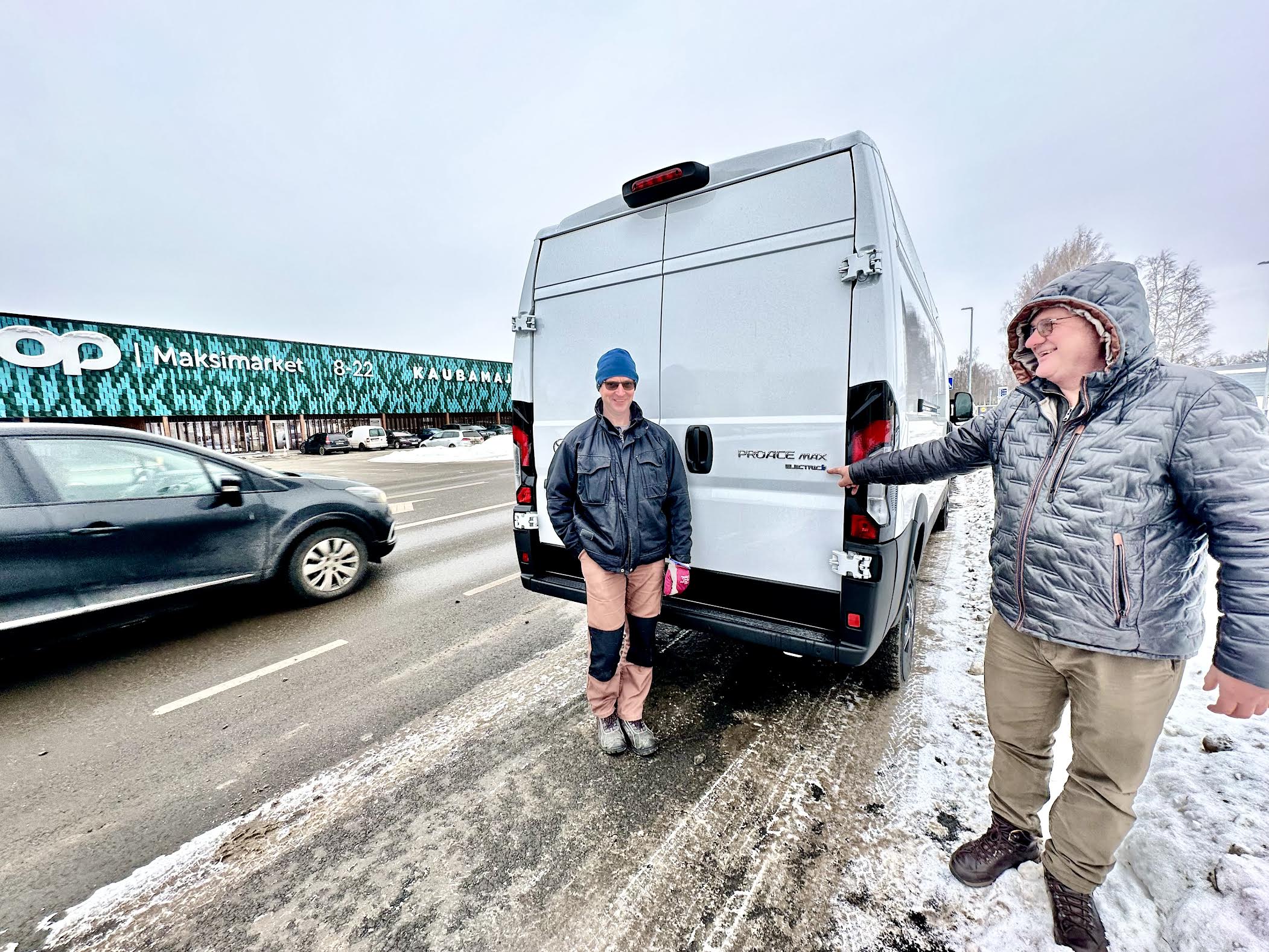 Täiselektriline Toyota Proace Max Electric on jõudnud Võrru. Roolis oli suurte kogemustega apelane Mareks Grandavs, kelle sõnul oli sõitu alustades spidomeetril 27 kilomeetrit. Metsavenna talu peremees Meelis Mõttus (paremal) viitab, et tegu täiselektrilise külmikbussiga. FOTO: Kalev Annom