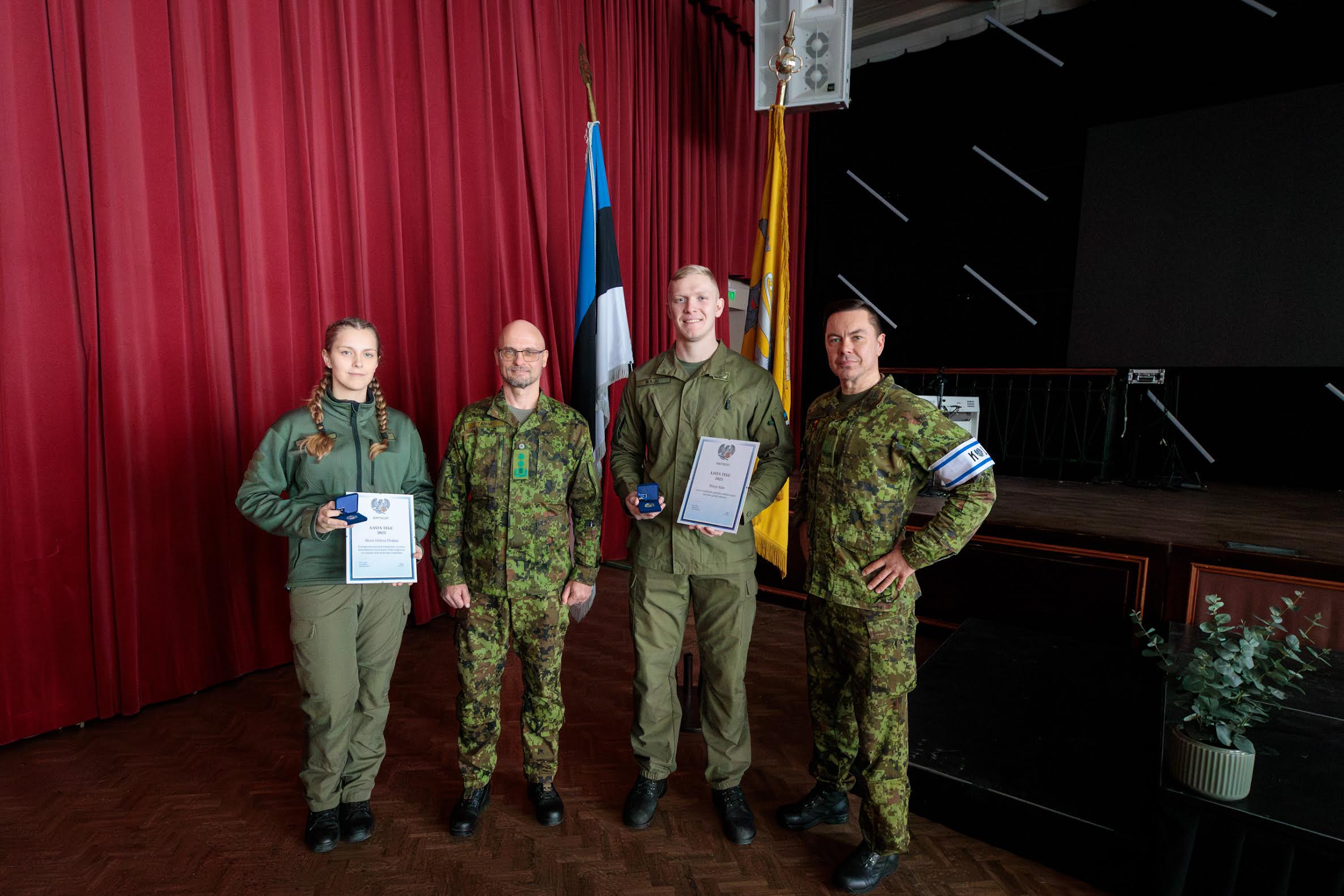 Kaitseliidu looja admiral Johan Pitka 154. sünniaastapäevale pühendatud rivistuse järel andis Kaitseliidu ülem kindralmajor Ilmar Tamm aasta teo tunnustusena üle hinnalised kingitused, Kaitseliidu kuldmündid. Tseremoonial pärjati Kaitseliidu „Aasta tegu 2025” tiitliga Noorte Kotkaste Võrumaa maleva malevapealikku Margo Raju. Pildil (vasakult): Alexis Helena Plotkin, Ilmar Tamm, Margo Raju ja Andri Harkmann.