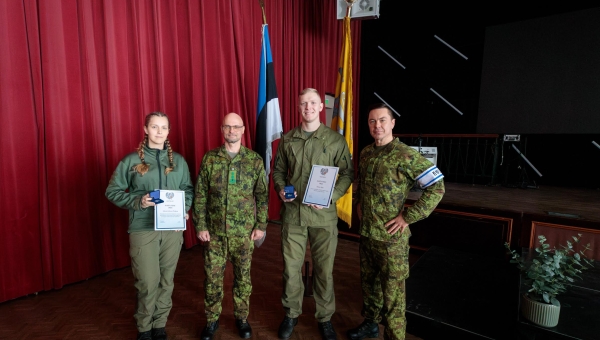 Kaitseliidu looja admiral Johan Pitka 154. sünniaastapäevale pühendatud rivistuse järel andis Kaitseliidu ülem kindralmajor Ilmar Tamm aasta teo tunnustusena üle hinnalised kingitused, Kaitseliidu kuldmündid. Tseremoonial pärjati Kaitseliidu „Aasta tegu 2025” tiitliga Noorte Kotkaste Võrumaa maleva malevapealikku Margo Raju. Pildil (vasakult): Alexis Helena Plotkin, Ilmar Tamm, Margo Raju ja Andri Harkmann.