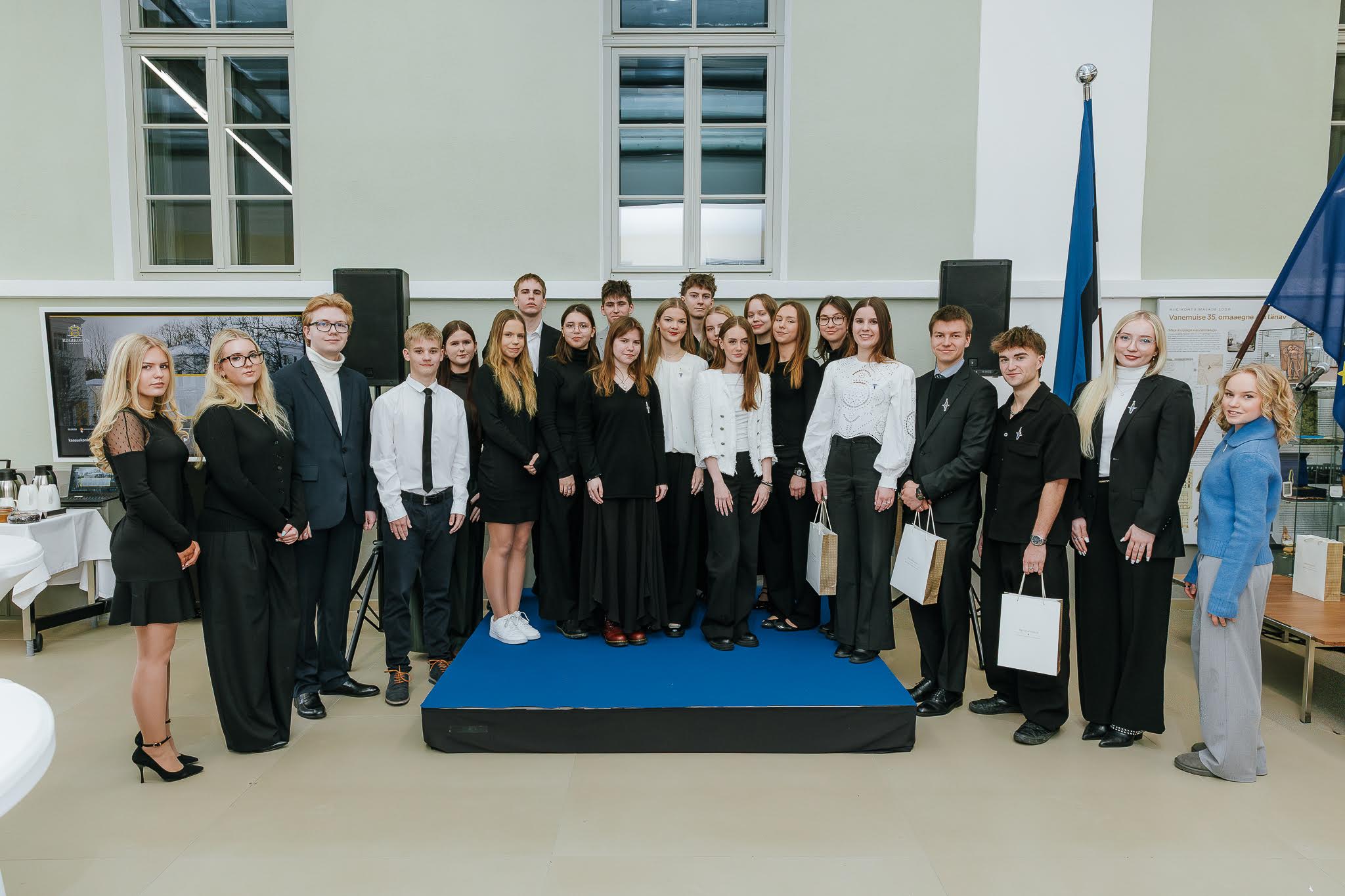 21. korda toimunud riigikohtu kaasuskonkursil tunnustuse pälvinud tööde autorid. Henri Ausin on pildil kolmest tagumise rea poisist kõige vasakpoolsem Foto: RIIGIKOHUS/TIMO ARBEITER