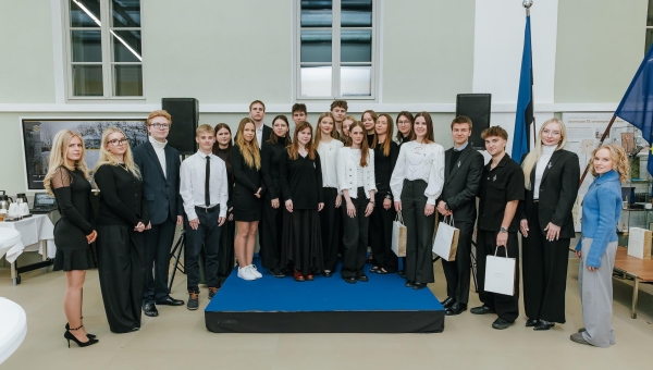 21. korda toimunud riigikohtu kaasuskonkursil tunnustuse pälvinud tööde autorid. Henri Ausin on pildil kolmest tagumise rea poisist kõige vasakpoolsem Foto: RIIGIKOHUS/TIMO ARBEITER