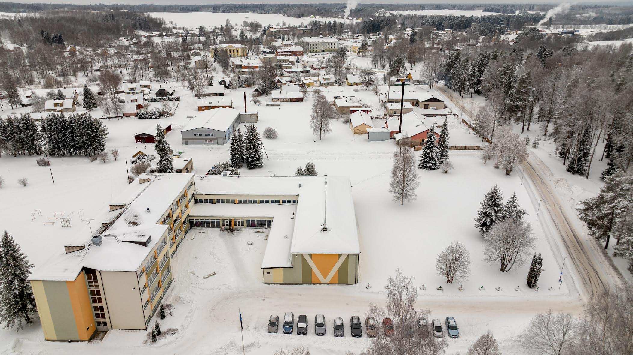 Vastseliina gümnaasiumiga paralleelselt kulgev Petseri tänav oli eeldatavasti kurikaelte sõiduki parkimiskohaks. Taluhoovis käidi jalgsi ning lohistati enda järel kelku, et kanistrid sinna peale asetada ja seejärel saagiga sõiduki juurde tagasi suunduda. Foto: AIGAR NAGEL