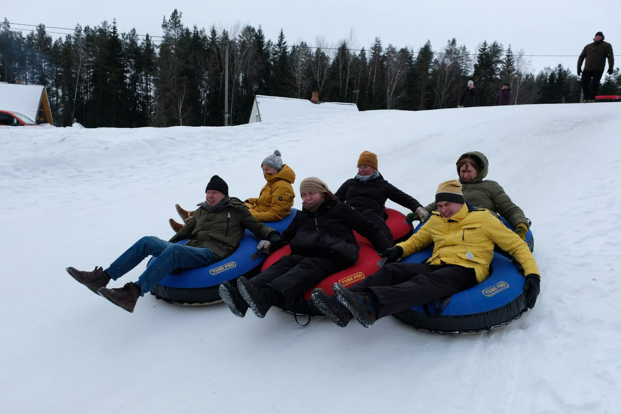 Antsla vallavalitsuse ametnikud käisid akusid laadimas Kasumetsa terviserajal, kus ühiselt tähistati üht eestlastele olulisemat püha – vastlapäeva. Foto: ANTSLA VALLAVALITSUS