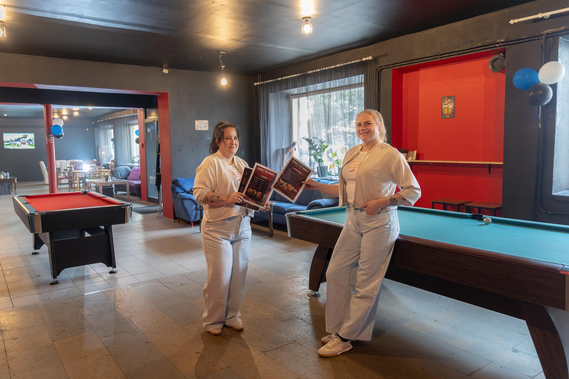 Pubi Double Trouble loojad Grete Talvik (paremalt) ja Merle Telk on oma tegemistes enesekindlad. Küll teevad aga negatiivsed netikommentaatorid meele mõruks. Nende arvates on kurb, et arvatakse, justkui kaks naist ei oskaks äri ajada, ilma et peaksid end müüma. Nüüdseks on selliste kommentaaride taustal tekkinud kollektiivis oma sisenaljad, mille üle koos naerdakse. Väite osas, justkui liitlassõdurid tekitaksid linnas kahju ja kuritarvitaksid naisi, tõdevad pubipidajad, et sellised juhtumid ei ole saanud kinnitust ning et liitlassõdurid liiguvad ka teistes Eesti linnades, ometi pole ka seal millegi üle kaevatud. USA sõdurid on pubipidajate sõnul hooliv ja mõistlik kontingent, kes pole ei vägivaldsed ega pahatahtlikud. FOTOD: Aigar Nagel