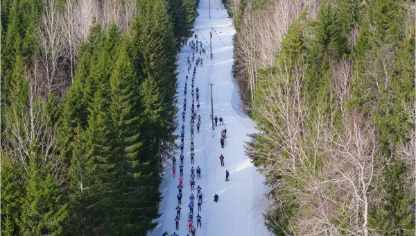 Laupäeval Haanjas peetud 48. suusamaraton meelitas kohale veidi üle poole tuhande osaleja. Kevadistest plusskraadidest tingituna nädala jagu ränka hooldust vajanud radadel said suusasõbrad nautida Kesk-Euroopa Alpide väärset suusakogemust. Foto: TARMO HAUD