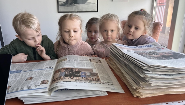 Okaskera rühma lapsed värsket Võrumaa Teatajat sirvimas. Foto: VÕRUMAA TEATAJA