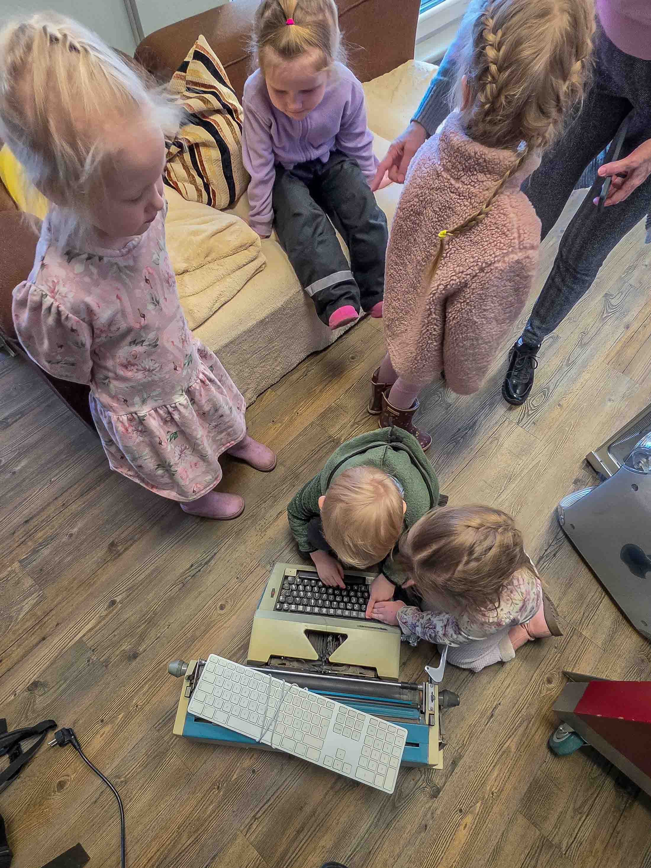 Peale nüüdisaegsete töövahendite tutvustamise sai omal käel järele proovida näiteks trükimasinaga trükkimise ja näha kuuliga hiirt. Foto: AIGAR NAGEL Peale nüüdisaegsete töövahendite tutvustamise sai omal käel järele proovida näiteks trükimasinaga trükkimise ja näha kuuliga hiirt. Foto: AIGAR NAGEL