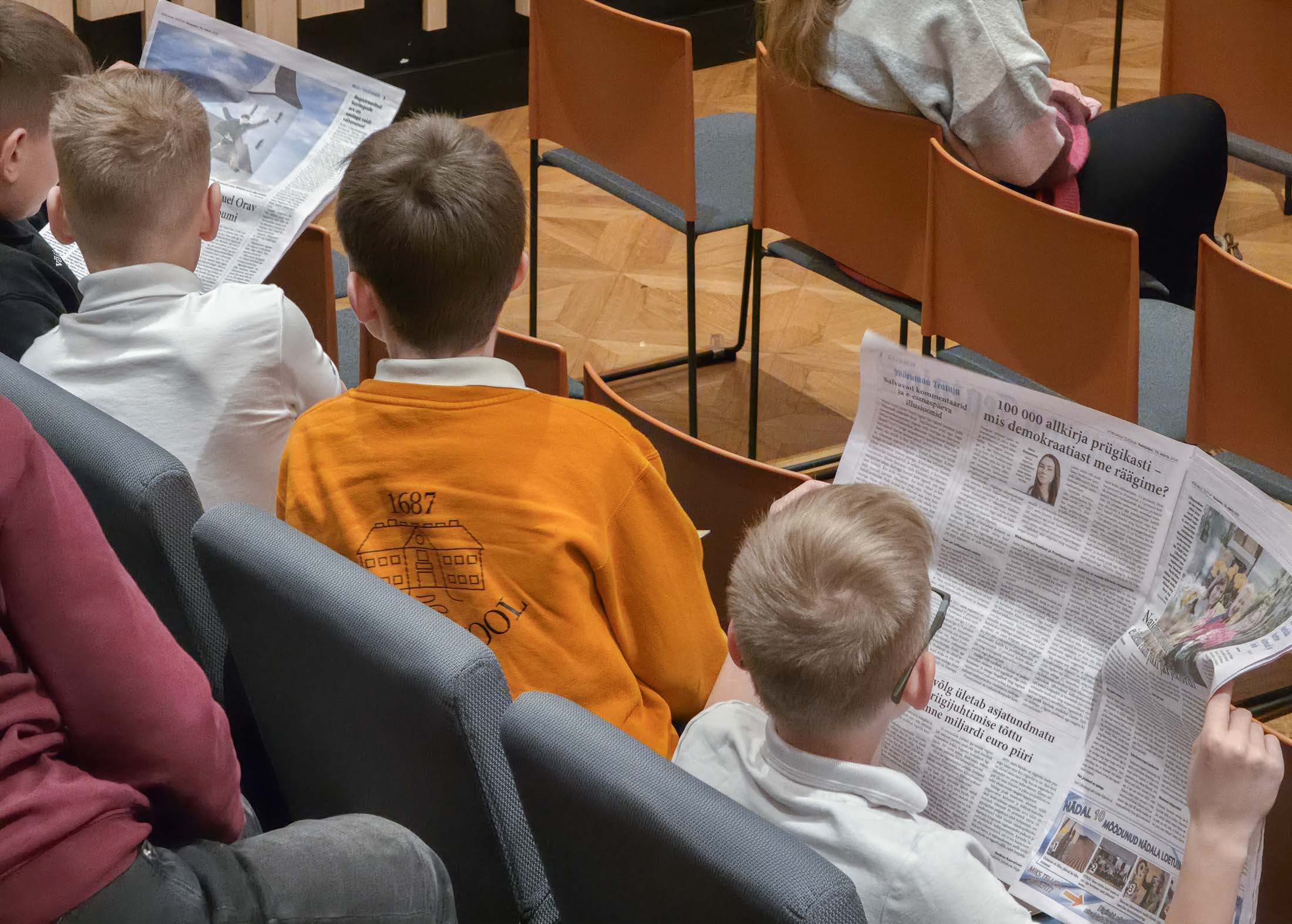 Huviga sirviti Võrumaa Teataja teisipäevast lehenumbrit, kus oli muu hulgas lugu Rõuge põhikooli õpilasest, kes andis välja räppalbumi. FOTOD: Aigar Nagel