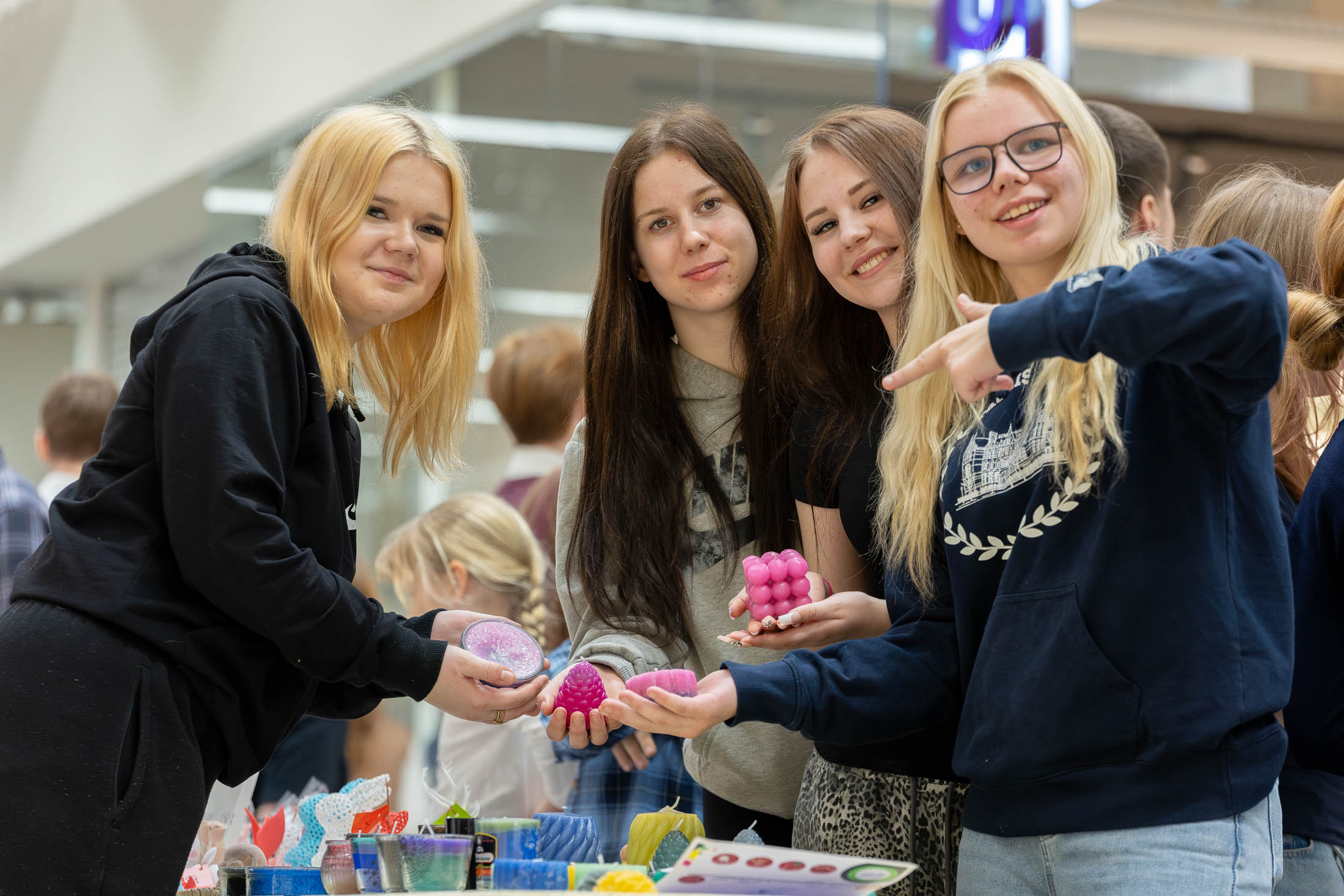 Minifirma Valgusvaim tuli Kagukeskusesse laadale Jõgevalt. „Viimati käisime Põltsamaal laadal ja seal saime isegi autasu, võitsime teiste õpilasfirmade hulgas esikoha,” rääkisid Valgusvaimu loojad. Kagukeskuses toimunud laata hindasid nad üsna väljakutserohkeks ja väsitavaks. „Me hakkasime üsna vara sõitma, ei soovinud hiljaks jääda. Seega oleme päris varajasest kellast juba üleval. Me jõudsime siia juba kell 8 kohale. Oli võrdlemisi pikk sõit. Kui eelmisel laadal läks meil väga hästi, siis seekord nii suurt huvi meie toodete vastu ei ole. Kuna müüme erinevaid küünlaid, siis võib asi olla ka selles, et kevadel ja suvel ei põletata nii palju küünlaid. Teisalt proovime alati siduda oma müügi mingi tähtpäevaga, näiteks nüüd naistepäevaga,” kirjeldas Andra Kaljurand. „Müüki peab proovima ikka igal võimalusel teha, suu peab kogu aeg käima,” nõustusid teised minifirma Valgusvaim liikmed. Tüdrukud õpivad Laiuse Jaan Poska põhikoolis. Fotol paremalt: Andra Kaljurand, Lili-Mirtel Sepp, Anelle Kliiman ja Trinity Kaljurand. FOTOD: Aigar Nagel