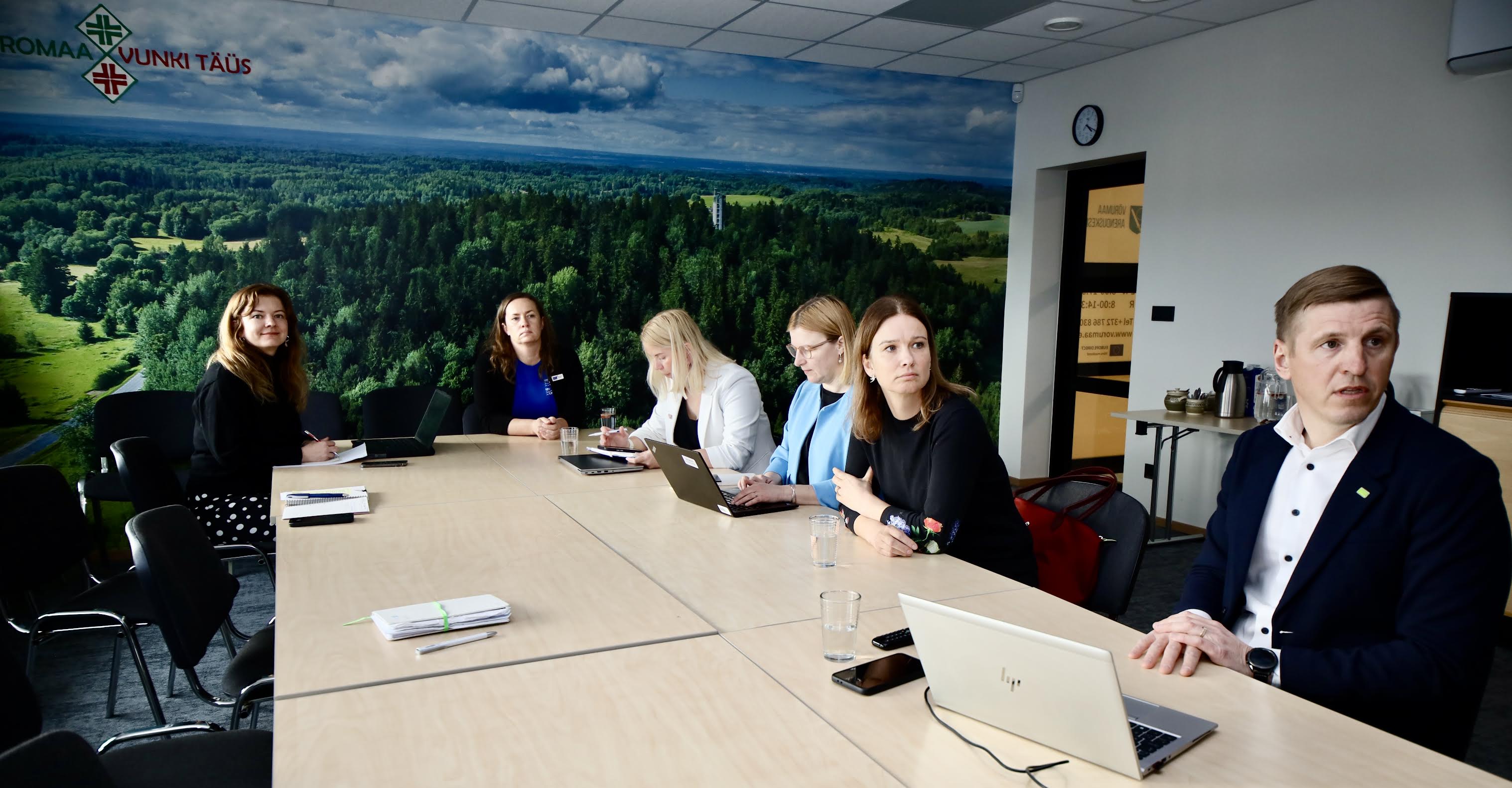 Neljapäeva, 26. märtsi pärastlõunal oli kohtumine Tiit Tootsiga arenduskeskusest ja teemaks ida(kontrolljoon)piir. Pildil vasakult paremale: Liisi Lees, Euroopa Komisjoni regionaal- ja linnapoliitika peadirektoraadi esindaja, Maiki Park, Europe Direct Võrumaa juhataja, Kadri Kull, Euroopa Komisjoni esinduse kommunikatsiooninõunik, Riin Saluveer, Euroopa Komisjoni esinduse majandusnõunik, Ave Schank-Lukas, Euroopa Komisjoni esinduse juht, Tiit Toots, Võrumaa arenduskeskuse tegevjuht. FOTO: Kalev Annom