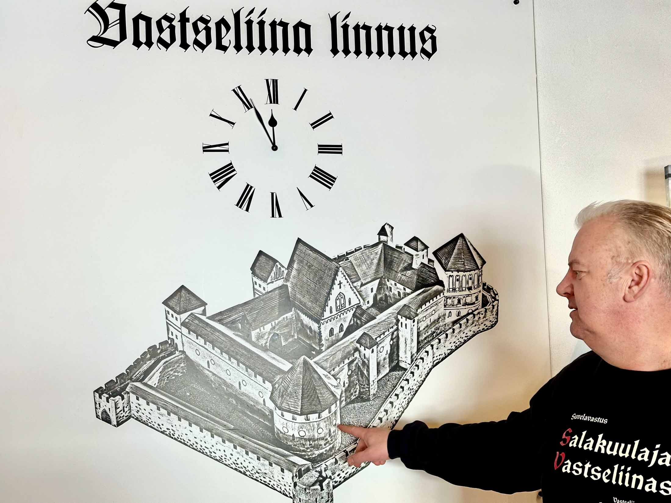 Vastseliina piiskopilinnuse isand Ivar Traagel viitab linnuse kagutornile. FOTO: Kalev Annom