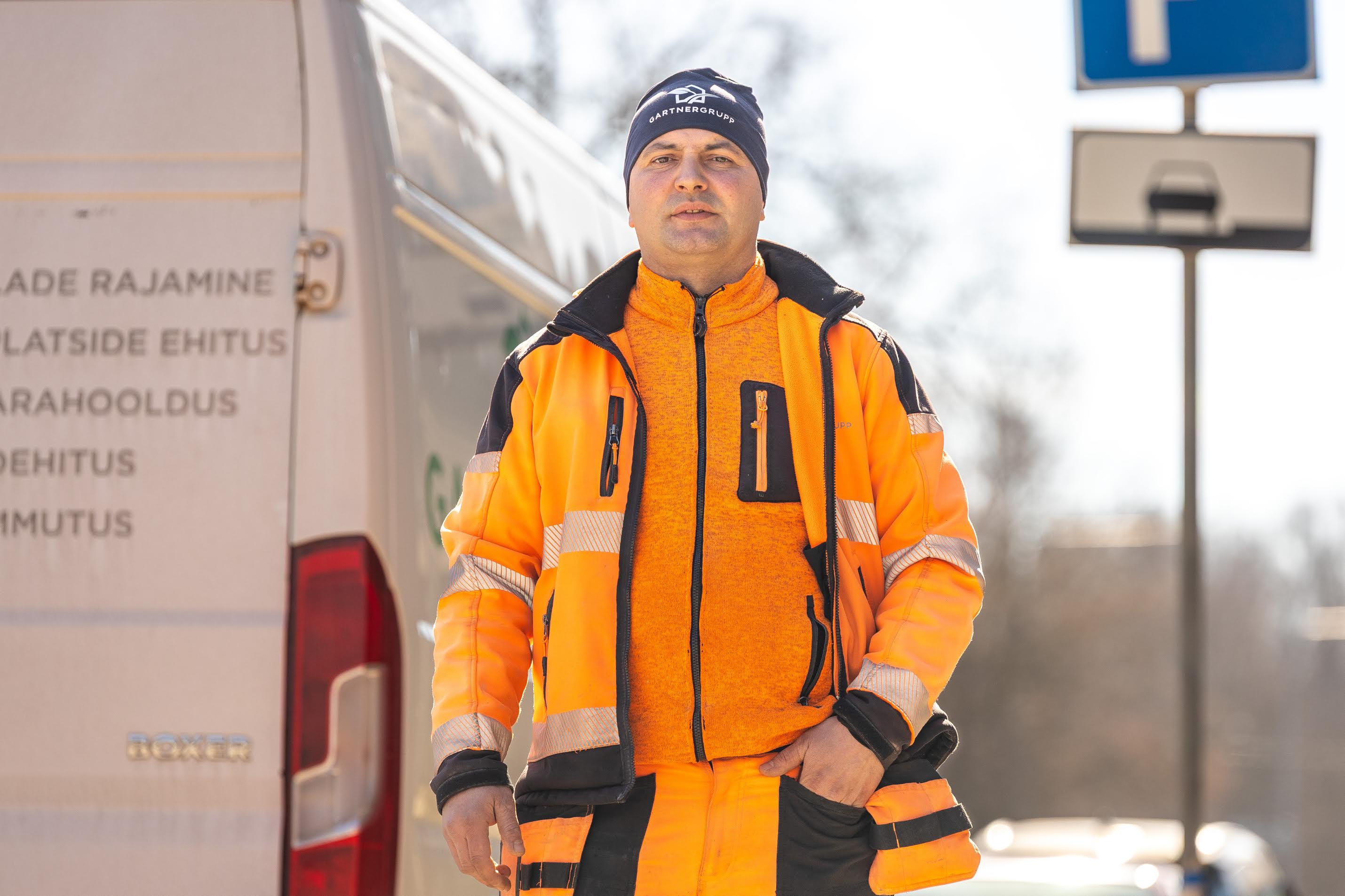 Võru linna avalikke prügikaste bussipaviljonides ja parklates haldab OÜ Gartnergrupp, fotol Mykhailo Mykulets Soo bussipeatuses. Foto: AIGAR NAGEL 