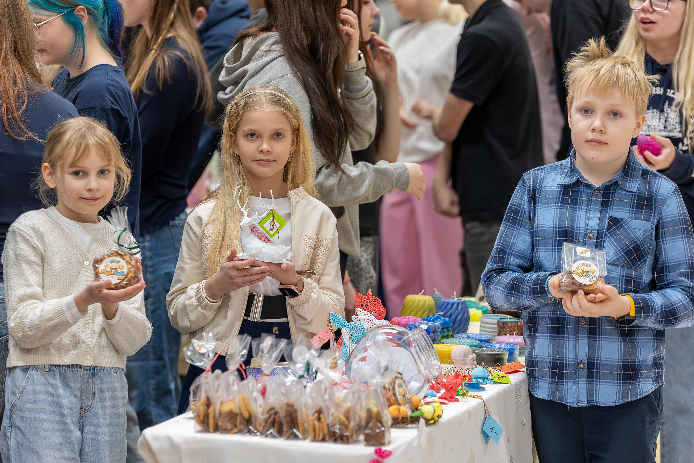 Valga koolides on mini-minifirmad juba olemas. MuffuVaffa 3D mini-minifirma oli oma toodetega väljas ka märtsi alguses Võru Kagukeskuses toimunud õpilasfirmade laadal. Tooteid pakkusid Emili Saar (vasakult), Dominica Karpats ja Mart Svaigsne Valga põhikooli 3. klassist. Mini-minifirma tegevusalaks on, nii nagu ka nimi ütleb, 3D prinditud esemete, muffinite, küpsiste ja vahvlite müük. Foto: AIGAR NAGEL