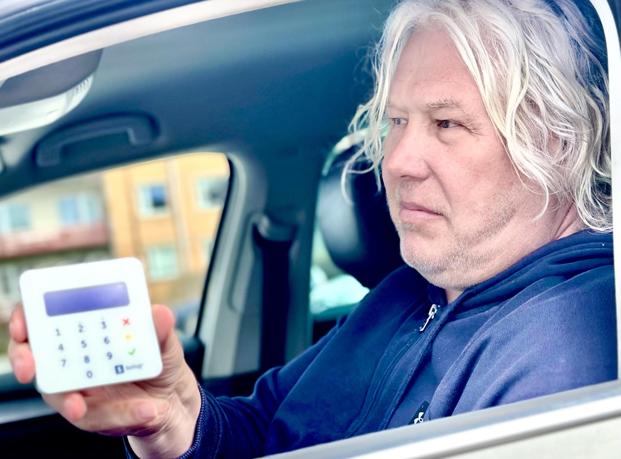 Ligemale kolmkümmend aastat taksorooli keeranud Kalmer  Toom näitab makseterminali, mis tal on välja ostetud. Pangad pakuvad terminale aga ainult rendile. Praegu sõidab Kalmer Toom kolmanda Škoda Superbiga. Esimese ostis ta 20 aastat tagasi 2006. aastal ja sõitis sellega üle 300 000 kilomeetri. Fotod: KALEV ANNOM