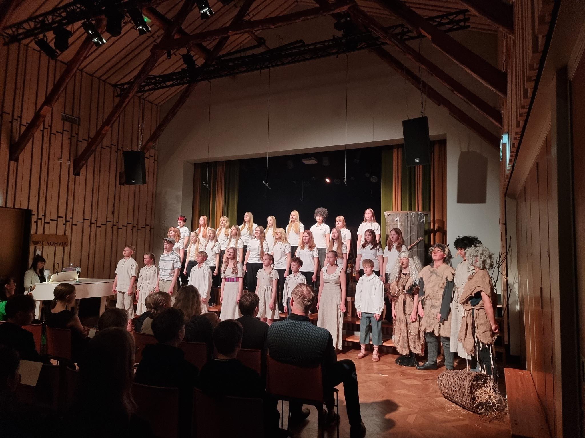 Rõuge rahvamajas toodi lavale 14 eriilmelist lavastust. Foto BIRGIT PETTAI