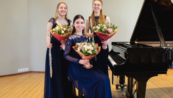 Kontserdisari „Uued kõlad, vanad teed” tõi kokku kolm andekat muusikut kolmest kodulinnast. Pildil (vasakult paremale) Margarita Meister (flööt – Nõmme muusikakool), Anna Loginova (klaver – Jõelähtme muusika- ja kunstikool), Heleene Anton (flööt – Võru muusikakool). Foto: TÕNIS ANTON