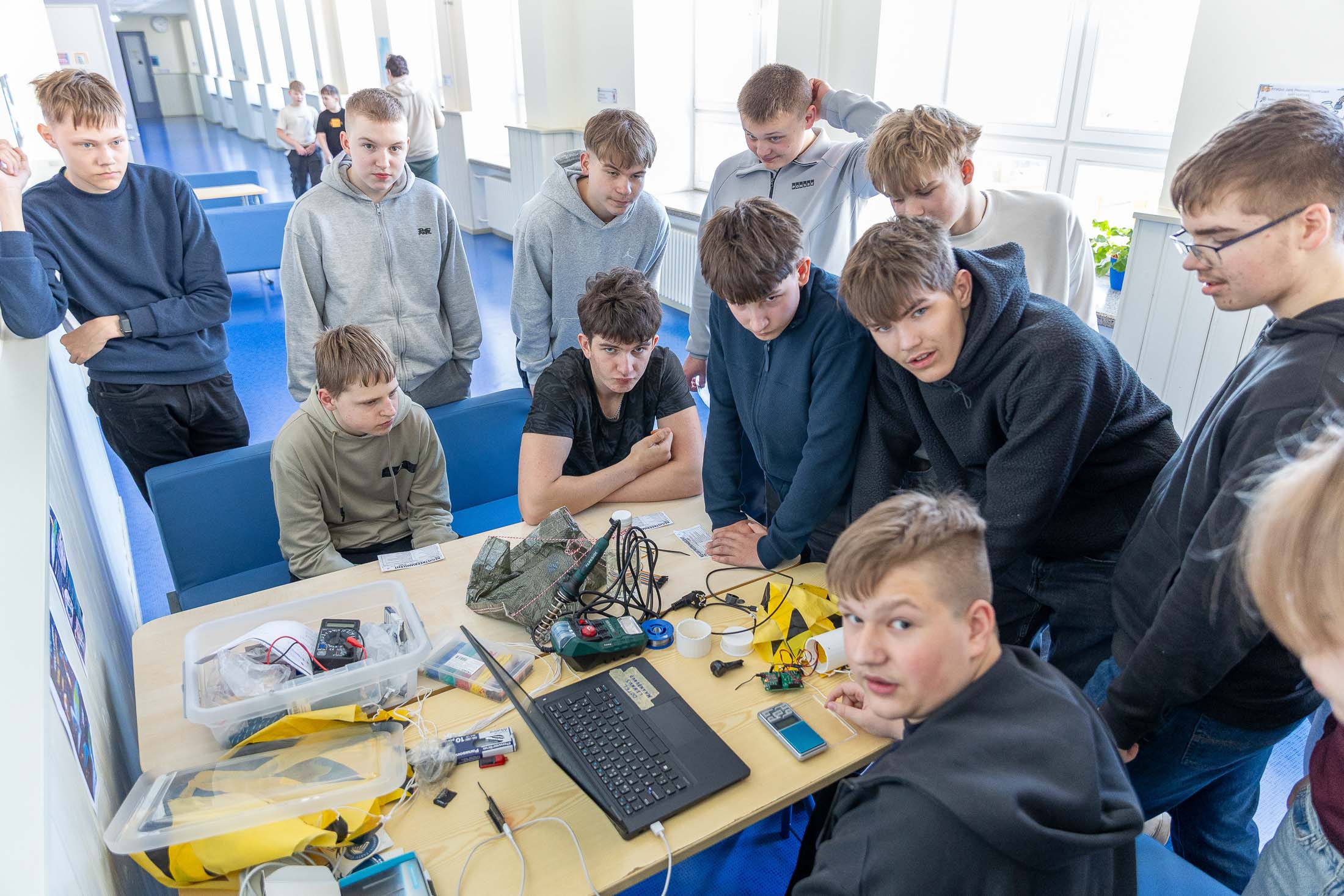 Kaheksanda klassi õpilased ülesande juhtnööre saamas ning lahendusi nuputamas. Fotod: AIGAR NAGEL