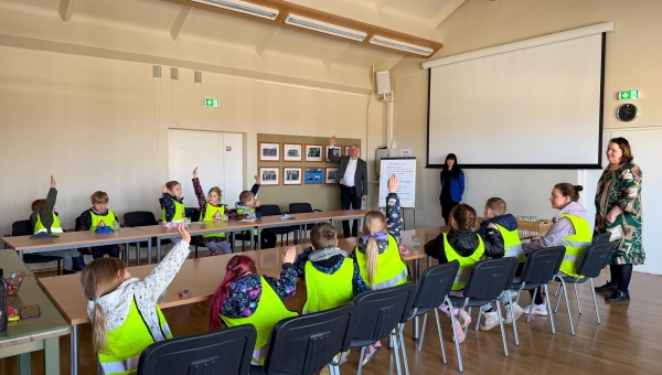 Naksikute rühma lapsed vallamaja saalis aktiivselt koostööd tegemas. Foto: VÕRU VALLAVALITSUS