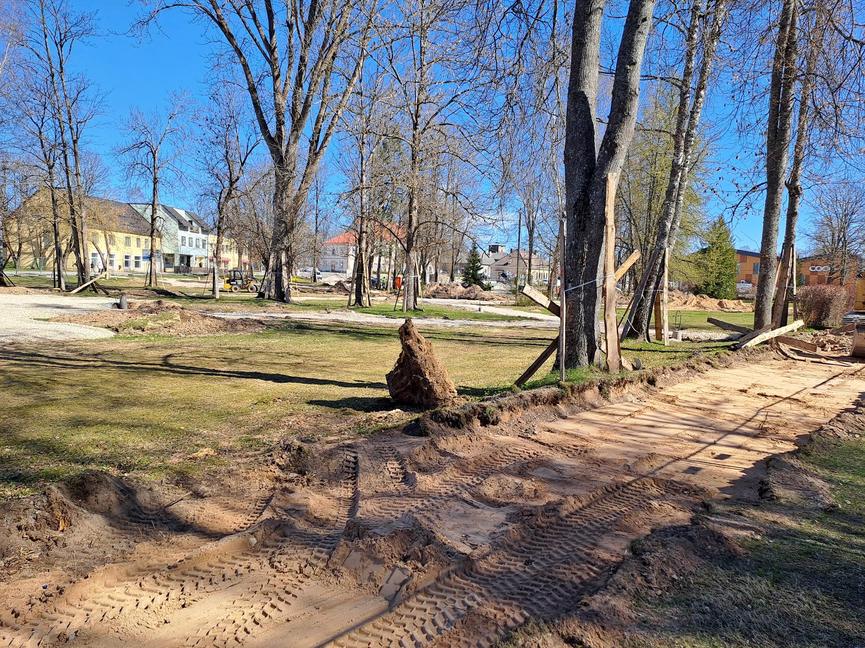 Peatöövõtja on OÜ Lars Laj Eesti, projekteerija OÜ Loovmaastik, omanikujärelevalvet teeb OÜ Tarindiprof. Projekti kogumaksumus on 948 580 eurot, toetuse määr on 70 protsenti ehk 611 898 eurot, see tuleb Euroopa Regionaalarengufondist (ERDF). Omafinantseering on 336 682 eurot. FOTOD: Liana Allas