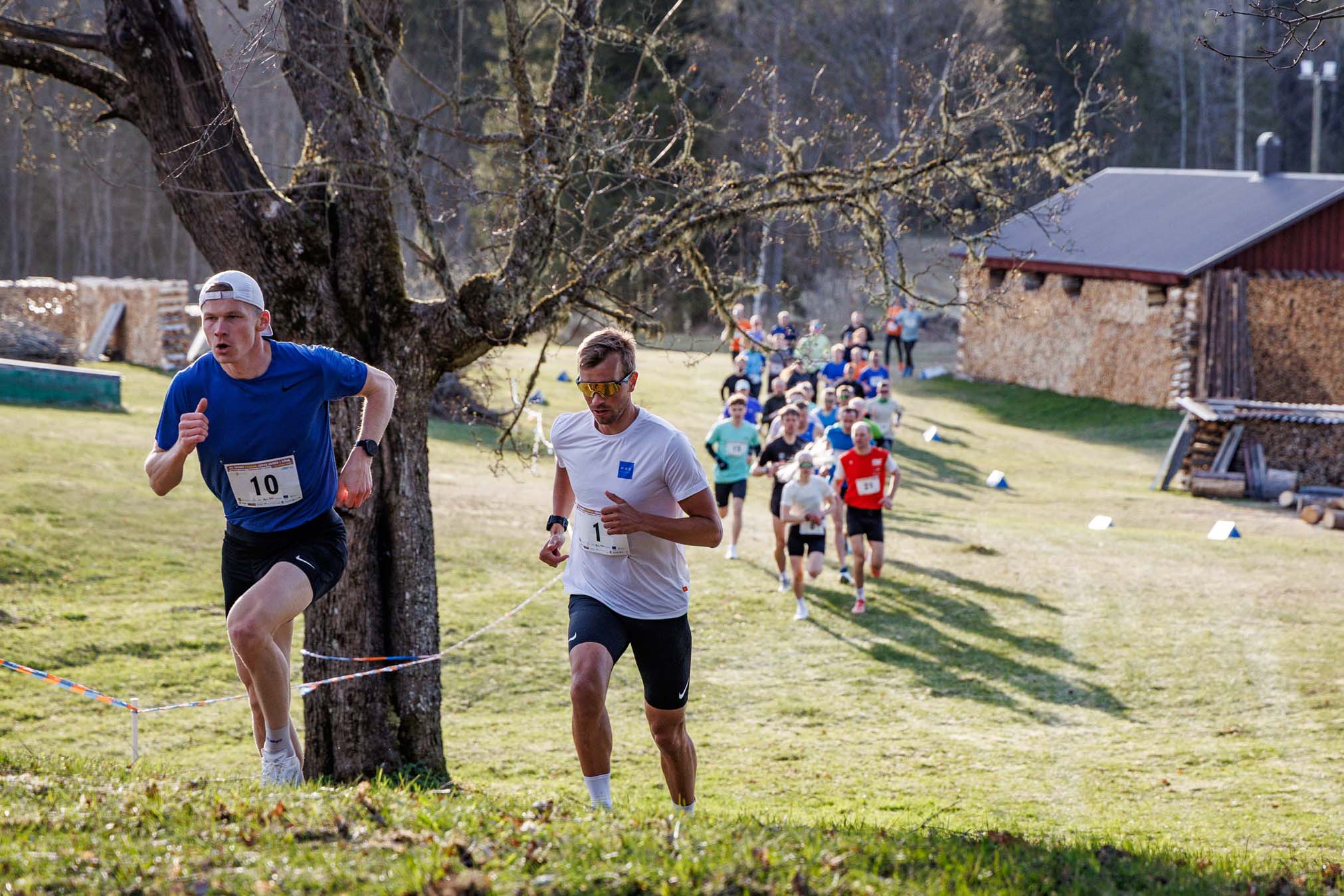 „Start“ – Teisele kohale jäänud Karel Tammjärv (10) ja viiekordseks võitjaks jooksnud Raido Ränkel (1) said edumaa sisse juba esimesel kilomeetril. Foto: RAUL SOOME