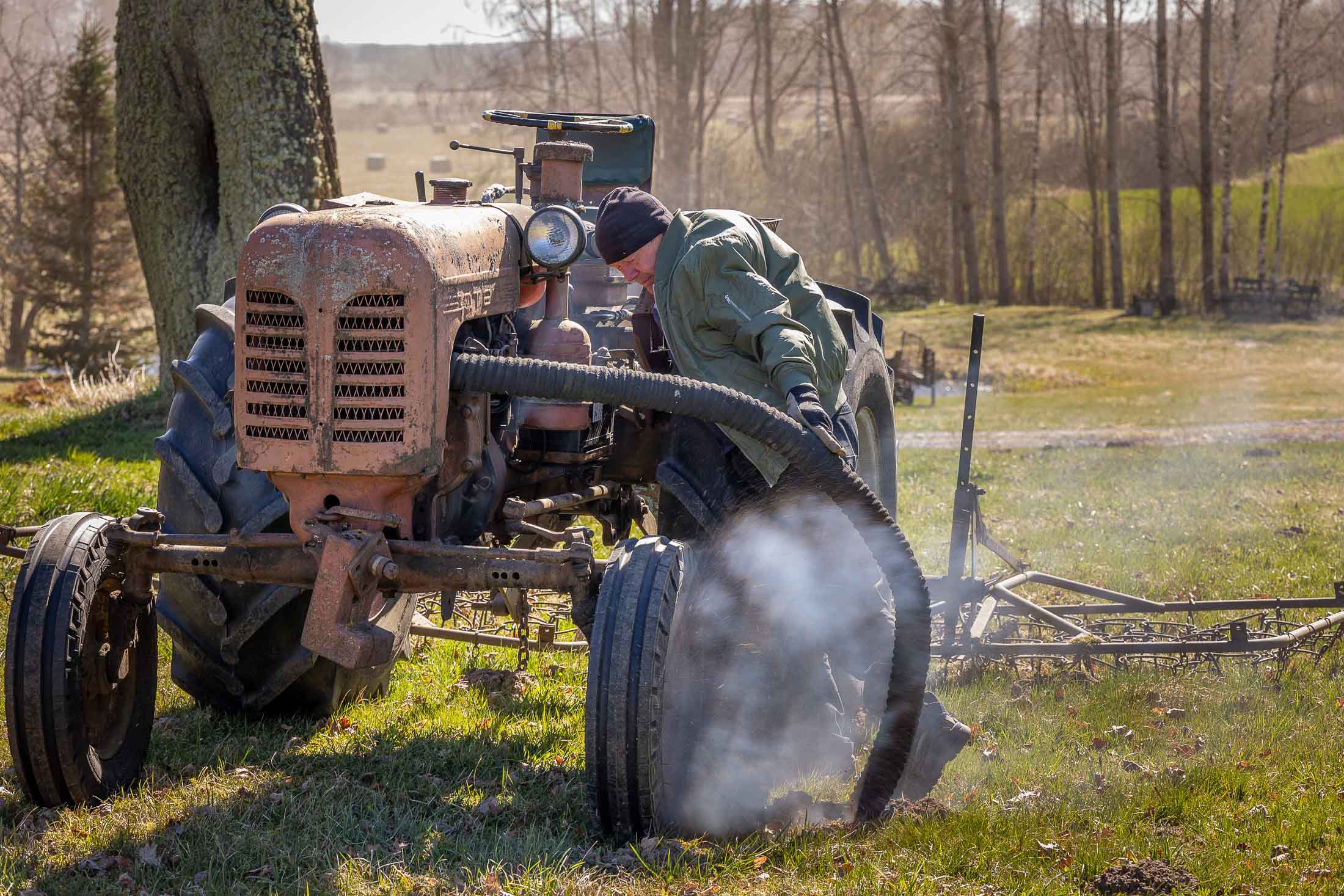 Ühe võttena on Ilmar Saar mutte eemale ajanud ka diiseltraktori abil. Vingugaasi juhitakse toru abil mutiauku. Fotod: AIGAR NAGEL Foto AIGAR NAGEL