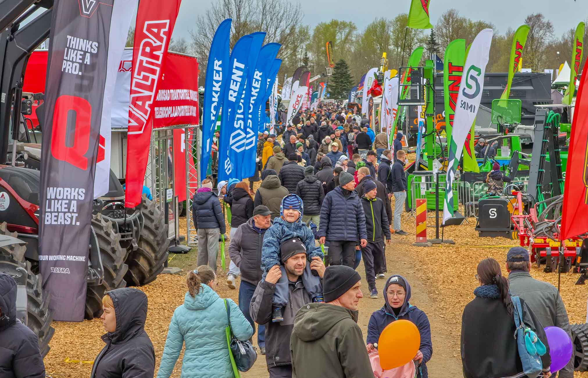 Suur osa eksponante oli end üles seadnud välialale. Õnneks hoidis ilm nii pakkujaid kui ka külastajaid ning enamik messipäevadest veedeti kuiva ja võrdlemise sooja ilmaga. FOTO: Aigar Nagel