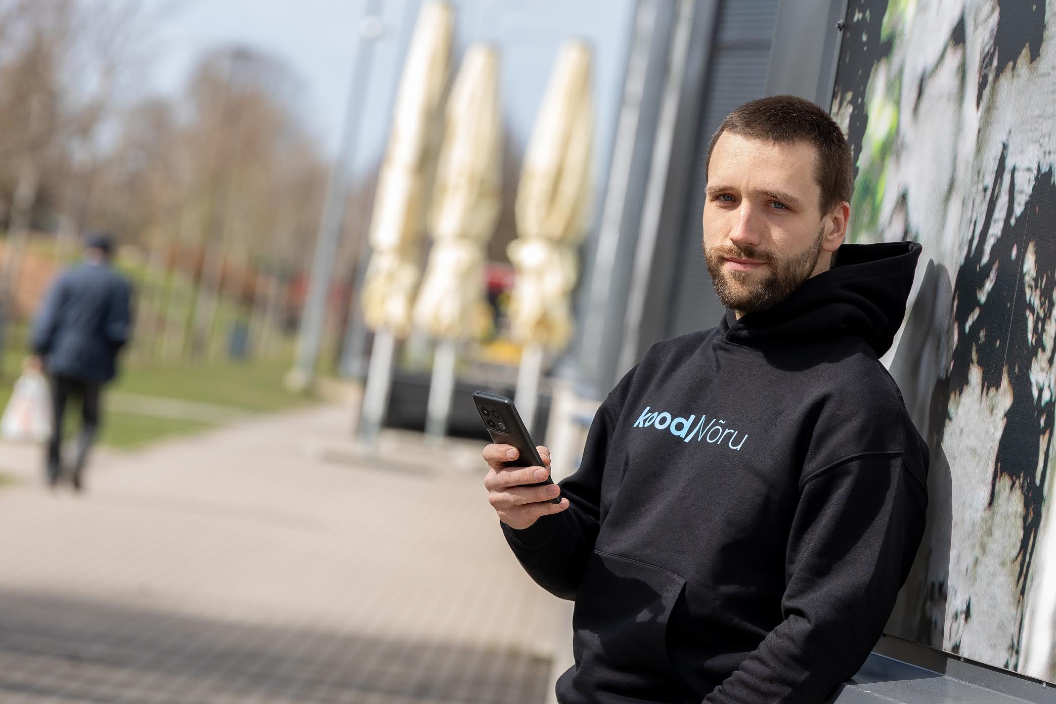 Lauri Musto on 30aastane sideliinitehnik, kelle tegelik kutsumus on juba aastaid olnud tehnoloogiavaldkonnas, kuid kelle õpingud pole jätkunud nii-öelda klassikalist haridusvaldkonna rada pidi. Hariduslik pööre saabus tema ellu ajal, mil Võrus avati paljude võimalustega Kood/Võru koodikool. Foto: AIGAR NAGEL