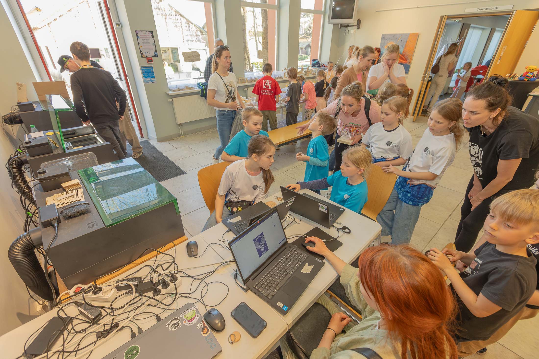 Kultuurimaja Kannel kaks korrust olid muudetud tõeliseks nutivõistluse paradiisiks. Peale selle said osalejad külastada nutipesi. Fotod: AIGAR NAGEL