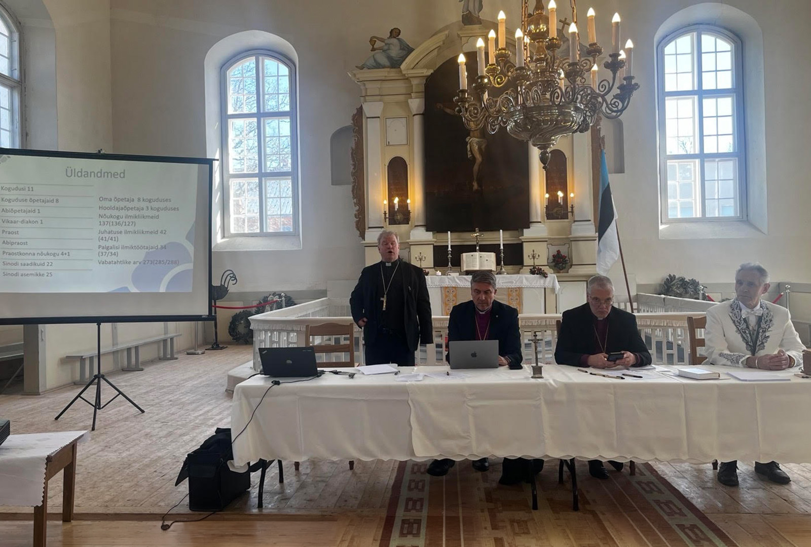 Sinodi juhataja praost Üllar Salumets, peapiiskop Urmas Viilma, piiskop Marko Tiitus, sinodi abijuhataja, Rõuge koguduse kirikuvanem Raivo Pindmaa.