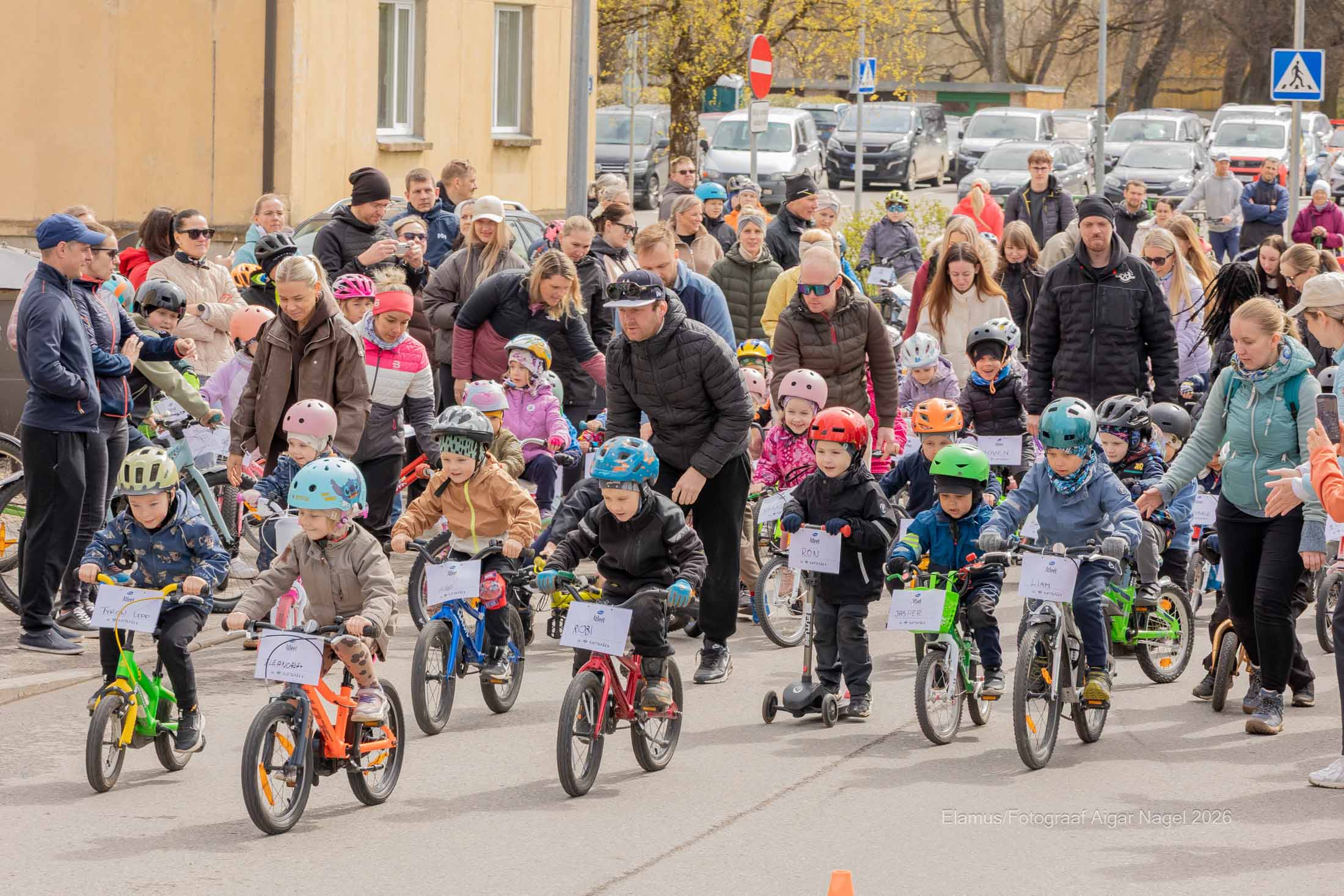 Esimesena said stardi kõige pisemad osalejad ehk kuni viieaastased sõitjad. Kõige kiiremini kihutas tõukerattal finišisse Ron. FOTOD: Aigar Nagel