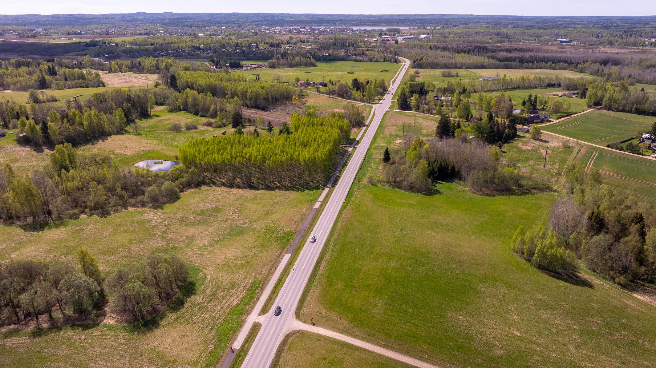 Kas pole mitte kaunis Võru linna lähiümbrus, kus laiuvad avarad põllud, metsad ja rahu, samas on linn vaid mõne minuti kaugusel. Just sellisesse paika sünnivad unistused oma kodust või hubase vana talumaja uuest elust. Foto: AIGAR NAGEL