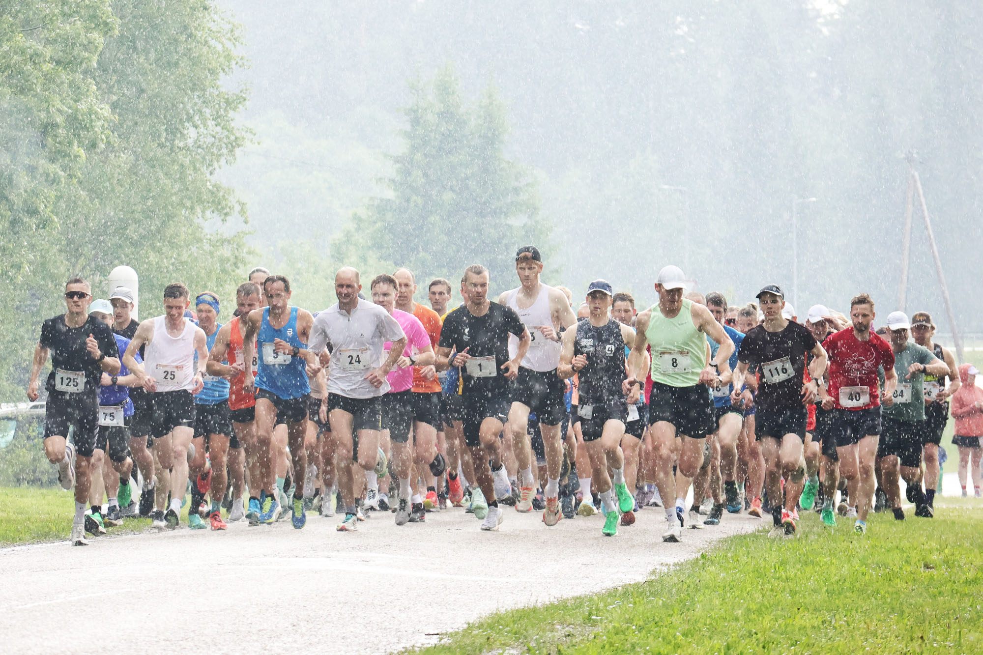 Kõige suurem vihm tabas osalejaid pikema jooksudistantsi stardis. Foto: Võrumaa Spordiliit