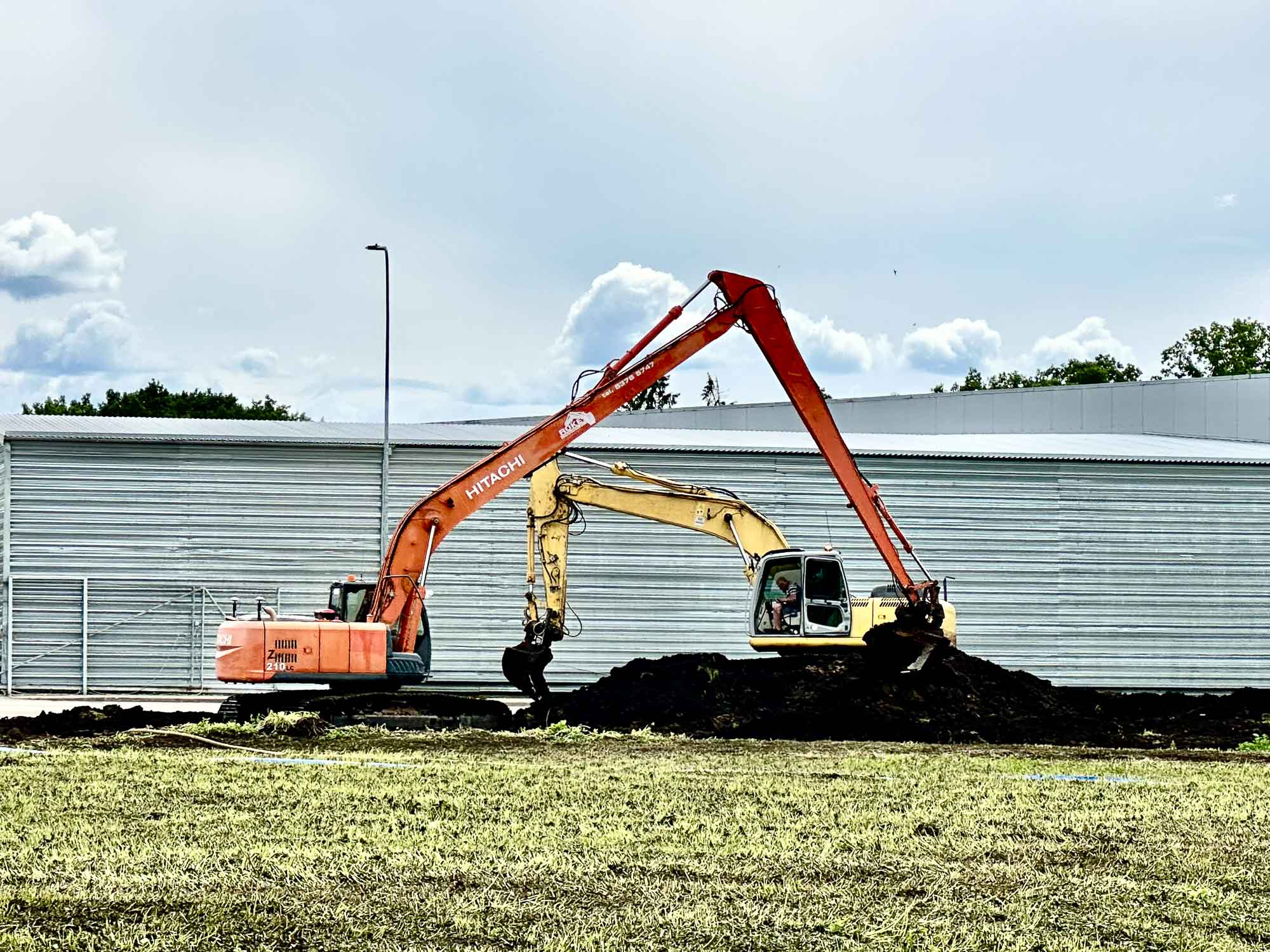 Ekskavaatorid K-Rauta kõrval, kuhu peab novembris valmima pilootprojekti LIFE UrbanStorm käigus looduspõhine sademevee viibetiik, et paduvihm ei ujutaks üle läheduses asuvaid kauplusi ja parklaid. Projekti veab Viimsi vald koos maaülikooli, keskkonna- ja kommunaalameti ning Balti keskkonnafoorumiga. Ettevõtmist saab lühidalt nimetada > ka talupojatarkuse kasutamiseks. Video ja fotod: KALEV ANNOM