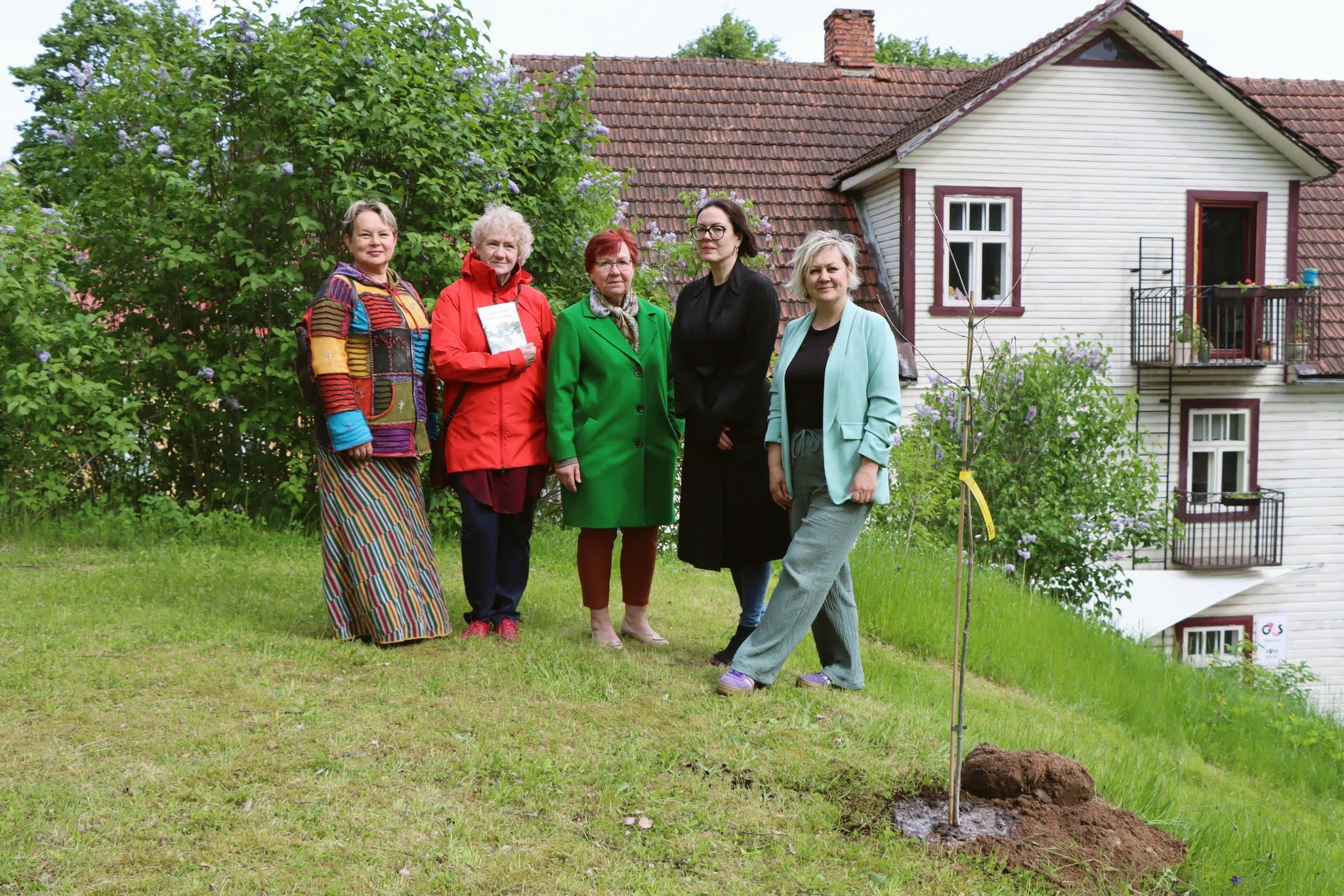 Vasakult: dr Ene Mattus (Põlvamaa tervisedendaja 2003–2012), dr Lea Tobreluts (Põlvamaa tervisedendaja 1996–1997), dr Kai Tamm (Põlvamaa tervisedendaja 1997–1998), Põlva kultuurikeskuse juhataja Eerika Mark ning praegune Põlvamaa tervisedenduse eestvedaja Irena Viitamees, kes on selles ametis aastast 2012. Foto: PÕLVAMAA ARENDUSKESKUS