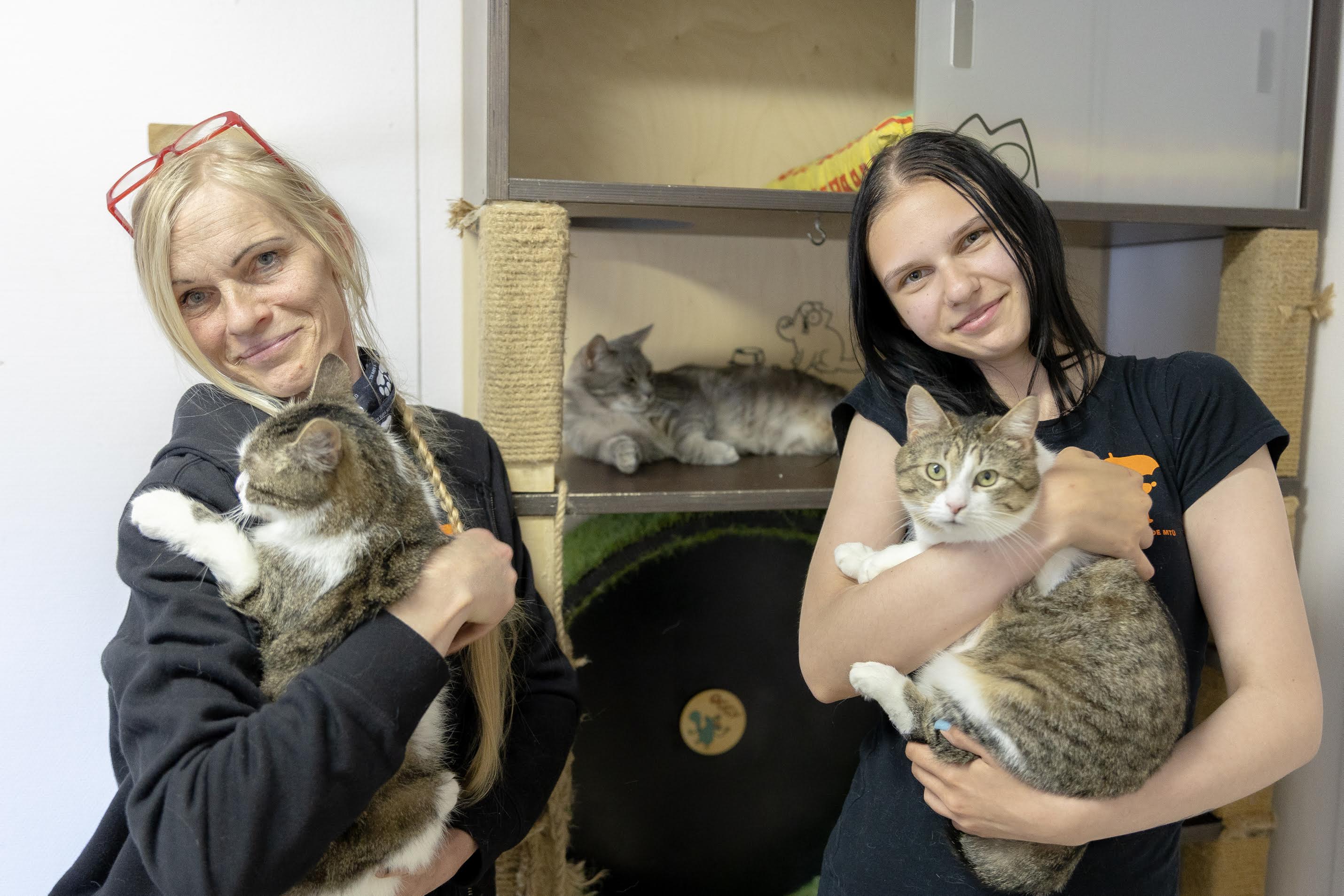 Varjupaikade MTÜ Võru loomade varjupaiga juhataja Relika Rehemets (vasakult) ja töötaja Merily Pajumets. Foto: AIGAR NAGEL