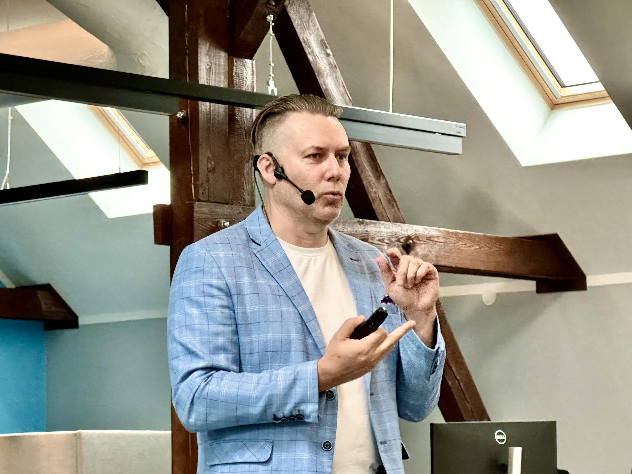 Olari Miiter on läbinud Harvard Business Schooli programmi „AI Essentials for Business”, kus ta õppis maailma tipptasemel professoritelt tehisaru juhtimist ja rakendamist ettevõtetes ning AIga seotud strateegilisi võimalusi ja riske. Fotod ja video: KALEV ANNOM