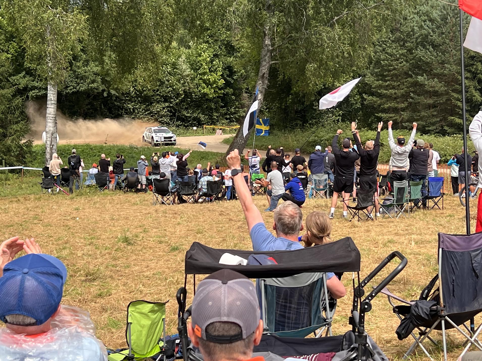 Robert Virves ja Jakko Viilo kihutamas 19. juulil toimunud viimasel Rally Estonia kiiruskatsel. Kodupublik elas omadele hoogsalt kaasa. Foto: VÕRUMAA TEATAJA