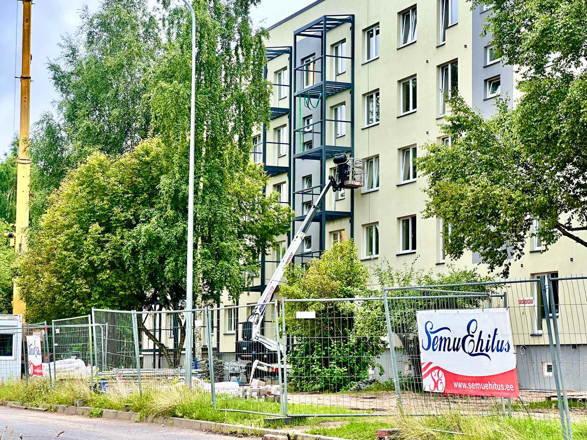 Esimesed rõdukarkassid on kohale tõstetud. Fotod: KALEV ANNOM